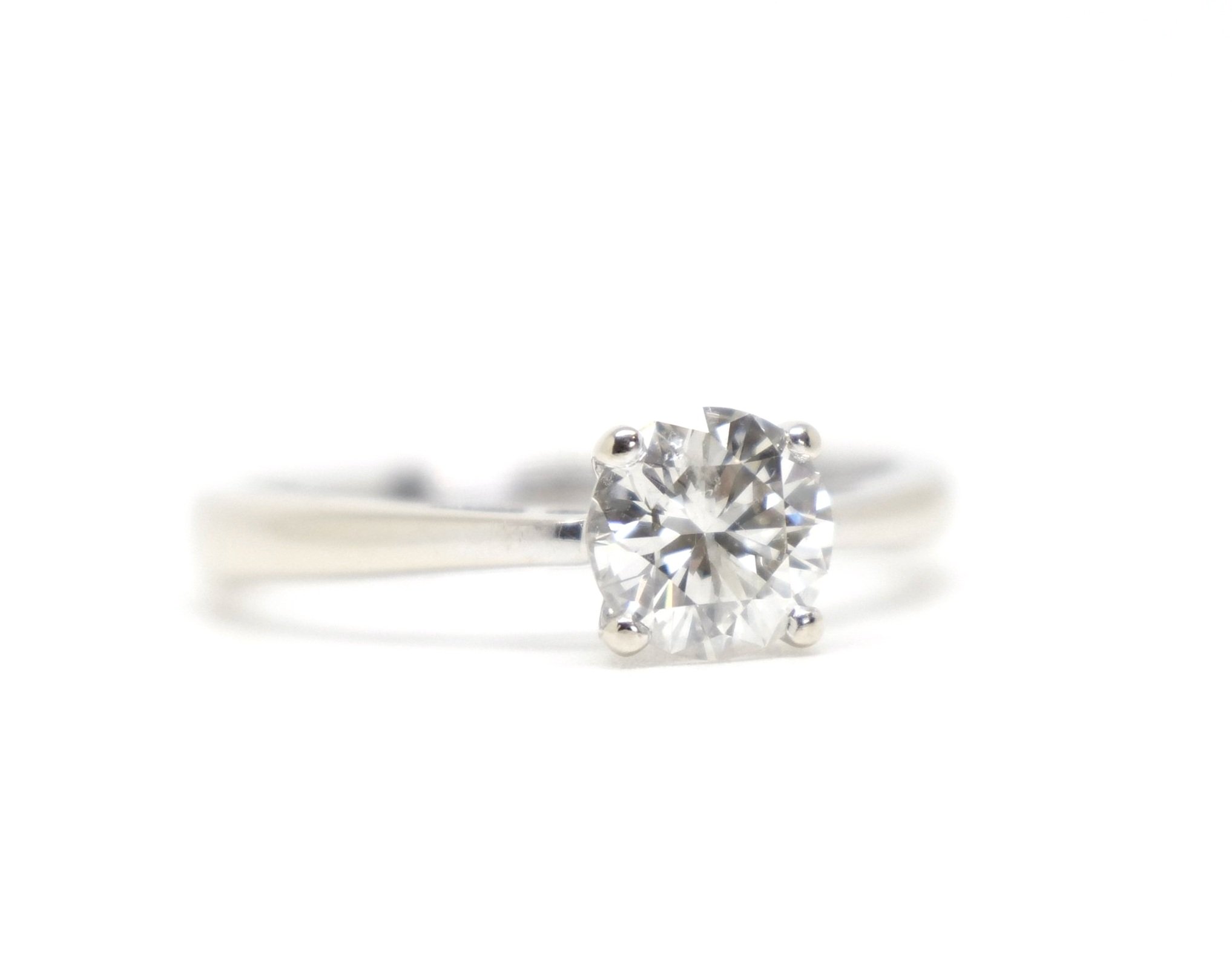 Classic 18ct gold diamond solitaire ring, set with a beautiful brilliant cut diamond of approximately 1ct.
