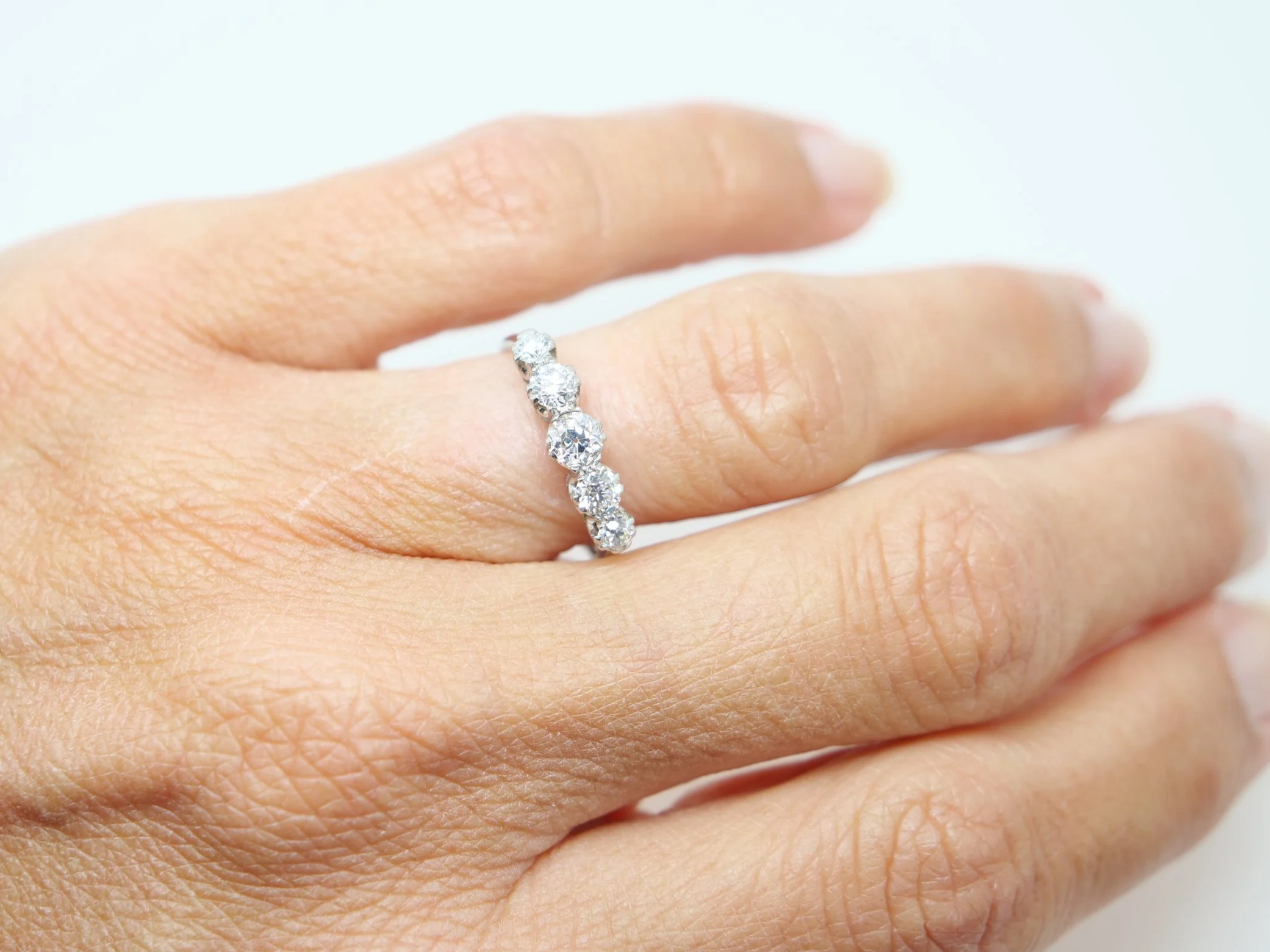 Stunning 18ct gold vintage old cut diamond five stone ring, set with five graduated old cut diamonds with an approximate diamond weight of 0.8cts.