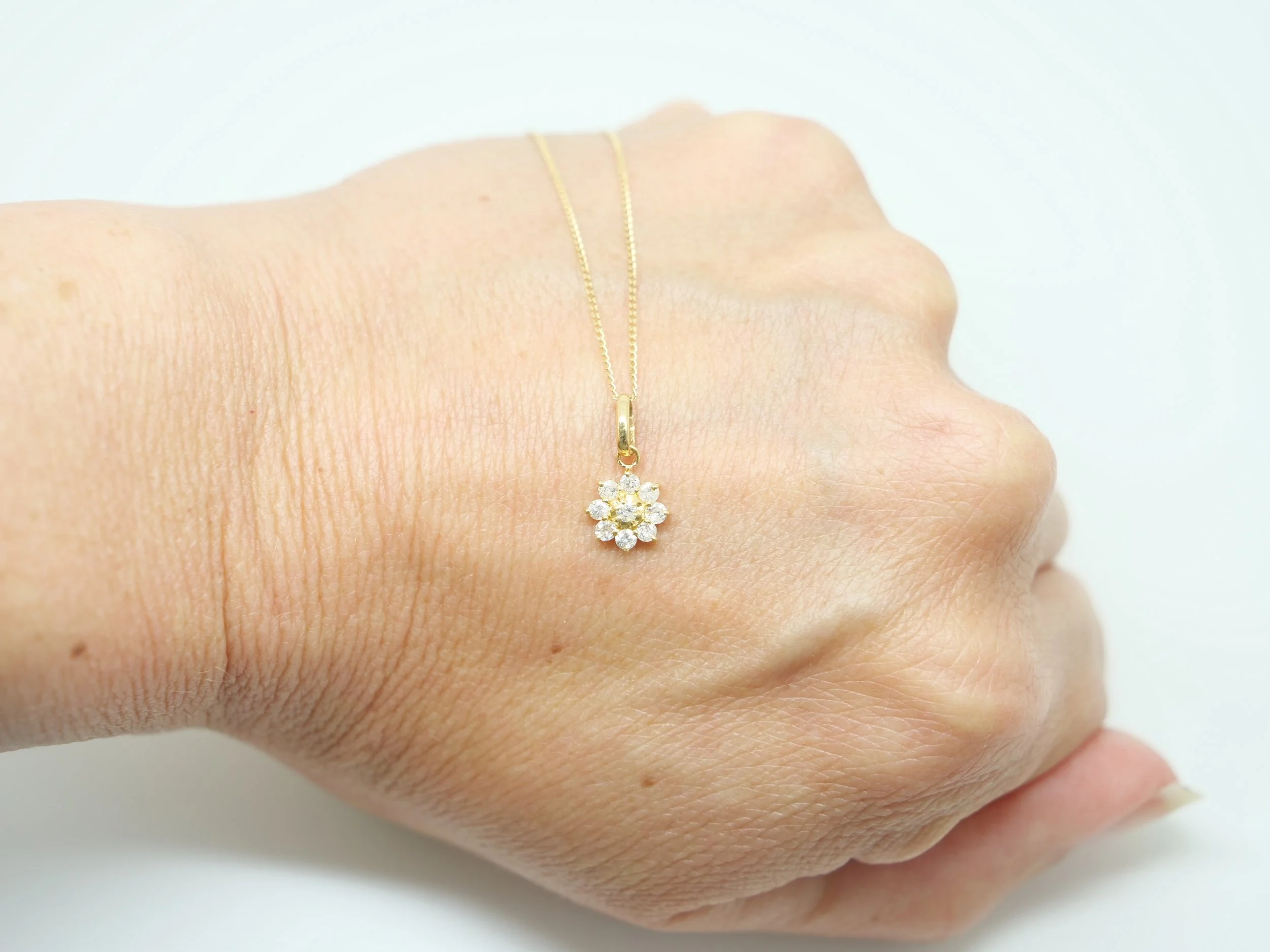 pretty 18ct yellow gold diamond flower pendant