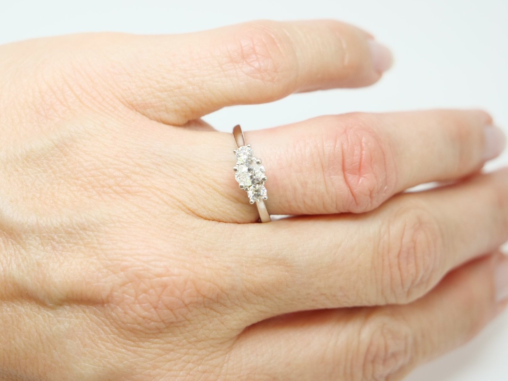 Superb platinum diamond engagement ring, set with very pretty oval cut diamond, with a further brilliant cut diamond to each side.