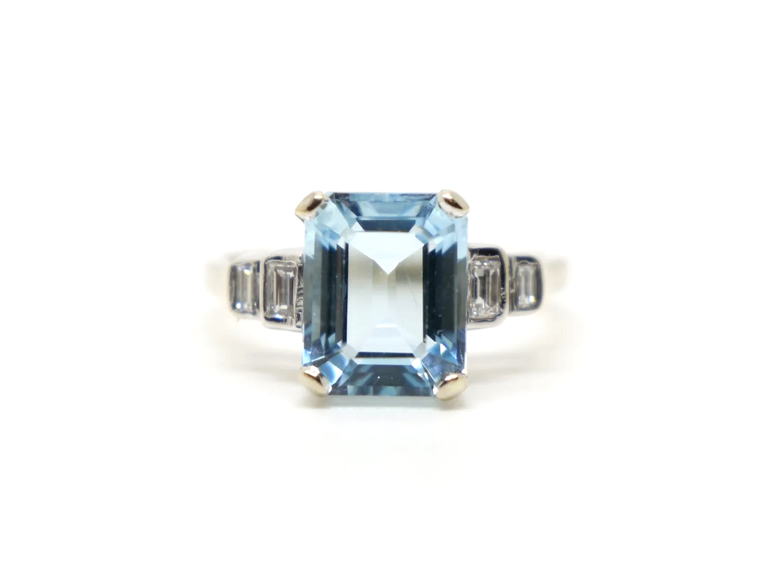 Beautiful Art Deco design 18ct gold aquamarine and diamond ring, set with a large emerald cut aquamarine, with two baguette diamonds to each shoulder.