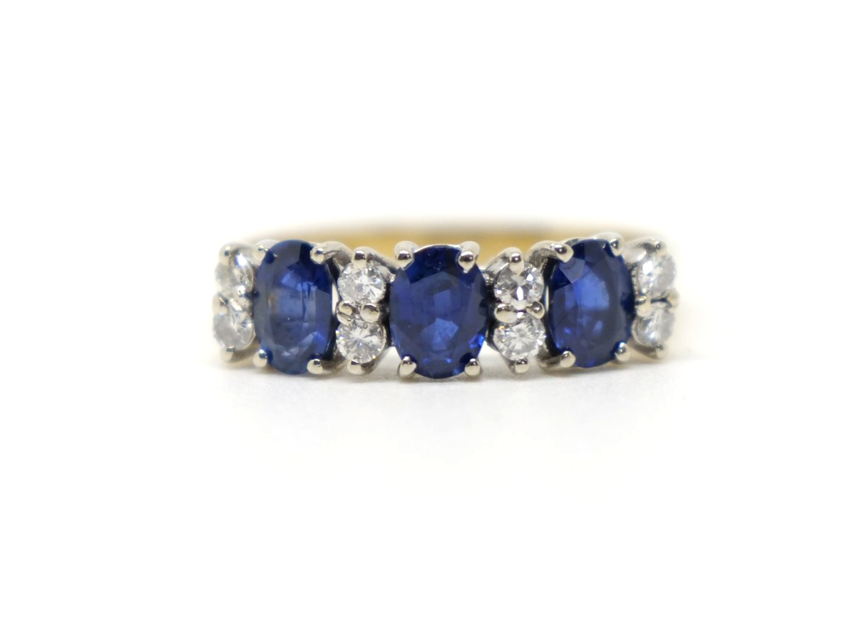 Stunning vintage 18ct gold sapphire and diamond ring, set with three oval cut sapphires, with diamonds set in between.
