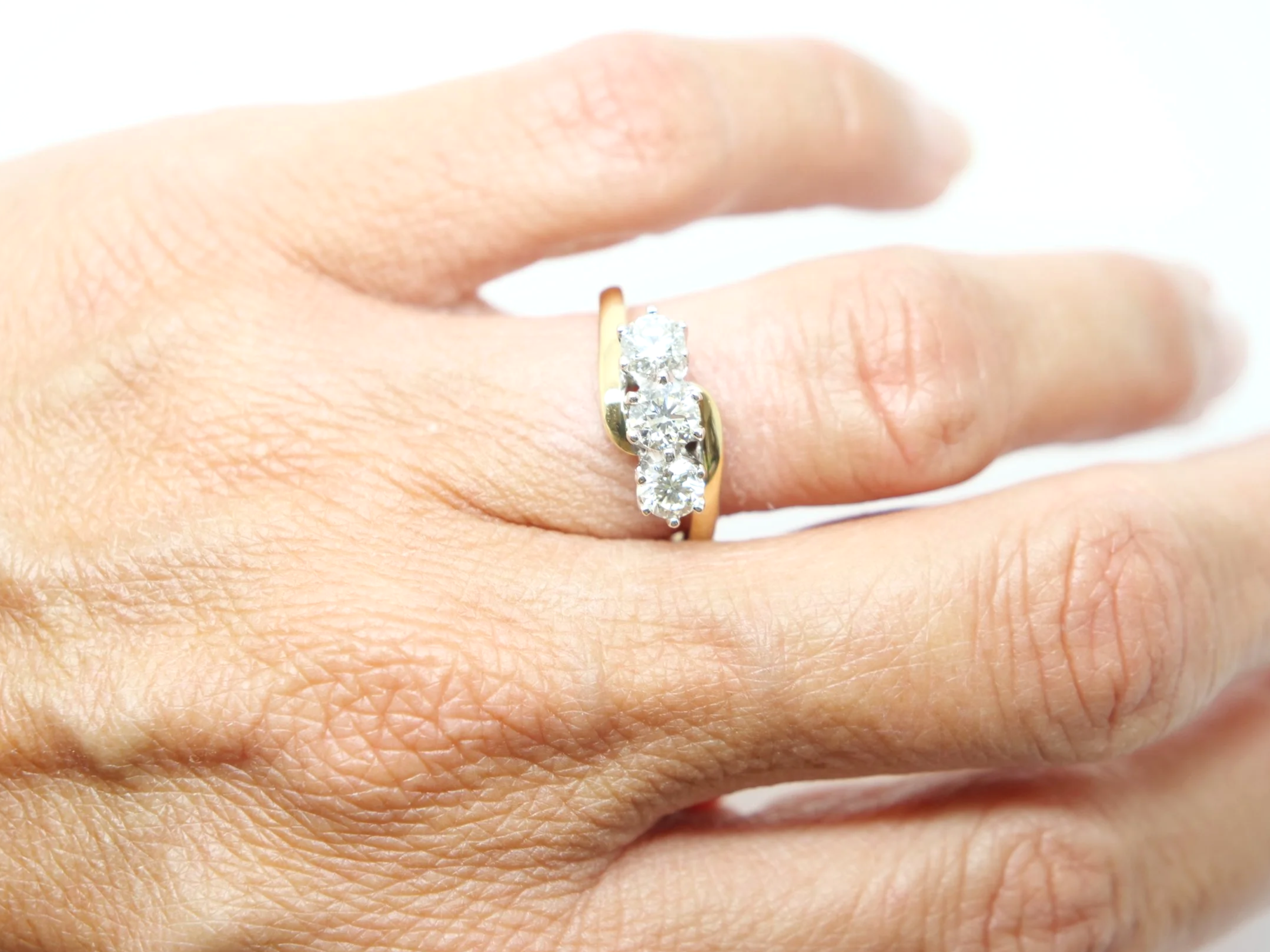 Gorgeous vintage 18ct gold diamond three stone ring in a lovely twist design, set with three bright and sparkly diamonds of approximately 1ct.