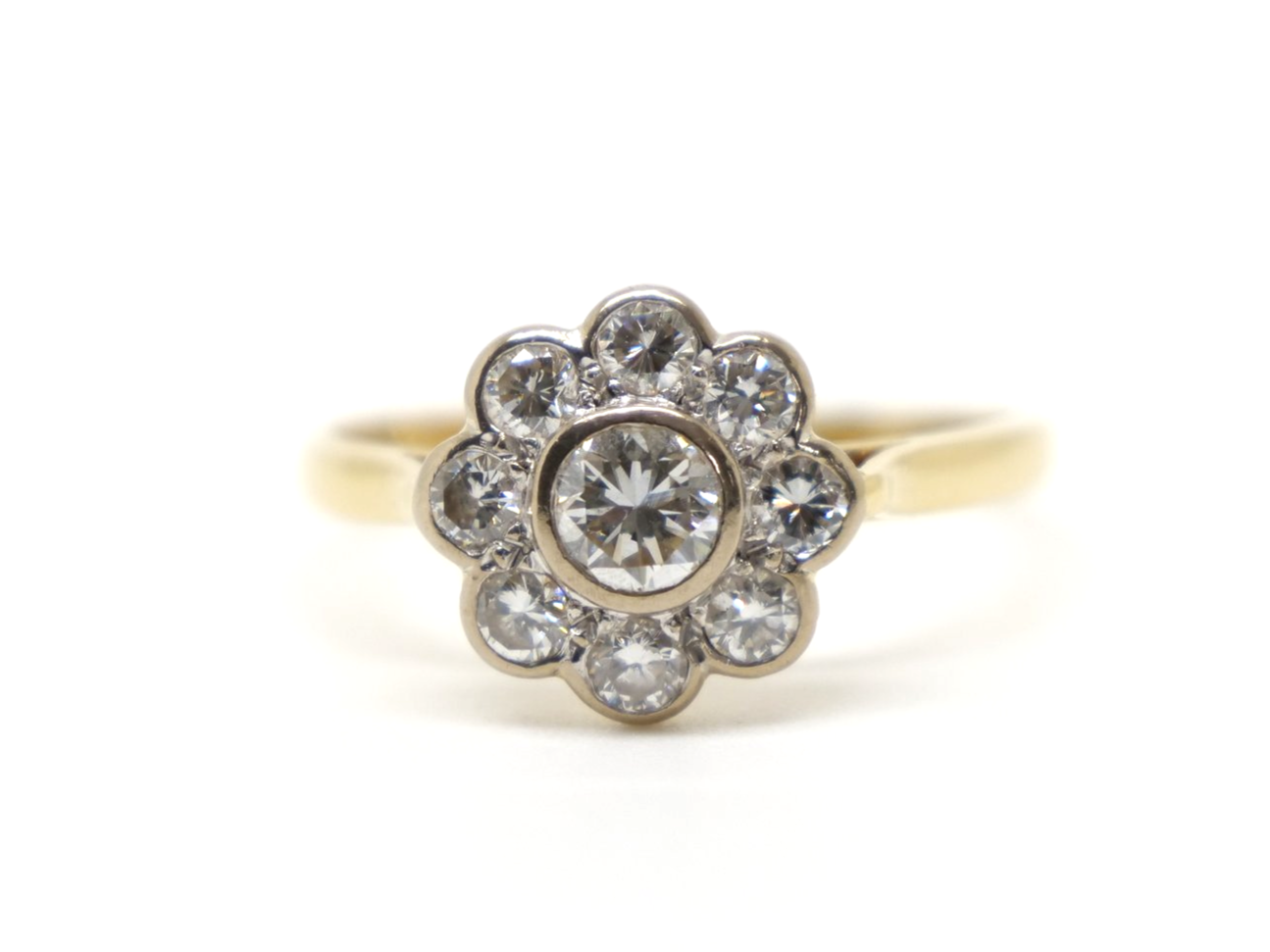 Very pretty vintage 18ct gold diamond daisy ring, set with approximately 1ct of brilliant cut diamonds in this lovely flower design.