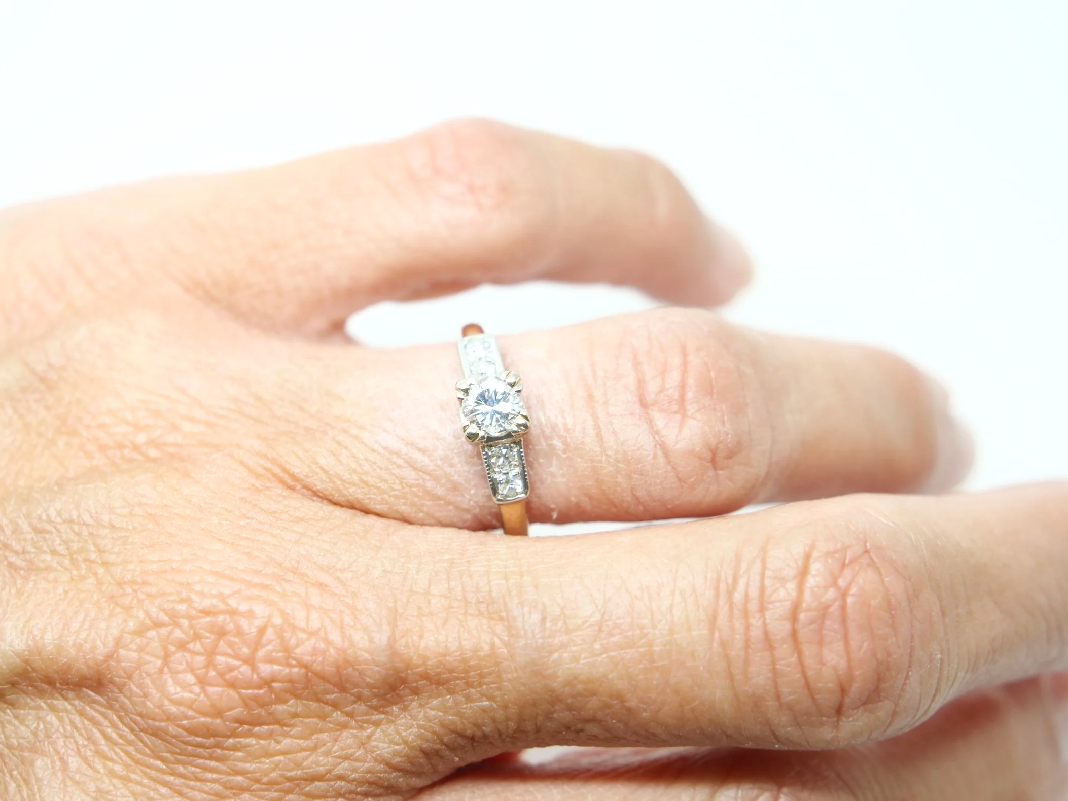 Stunning vintage 18ct gold diamond solitaire ring, set with a central brilliant cut diamond and with further small diamonds to each shoulder.