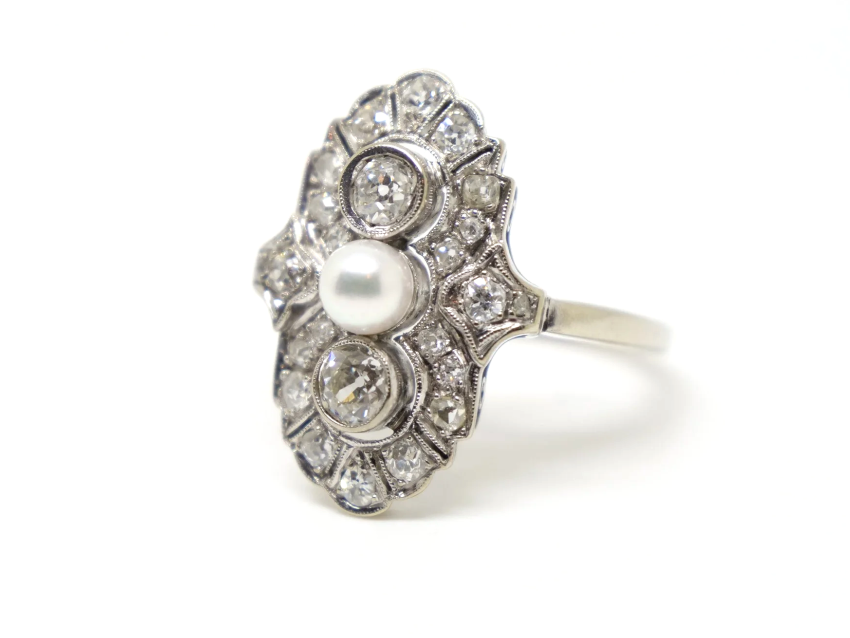 Beautiful Art Deco design 14ct gold diamond and pearl ring, set with approximately 0.9ct of old diamonds as well as a central pearl.