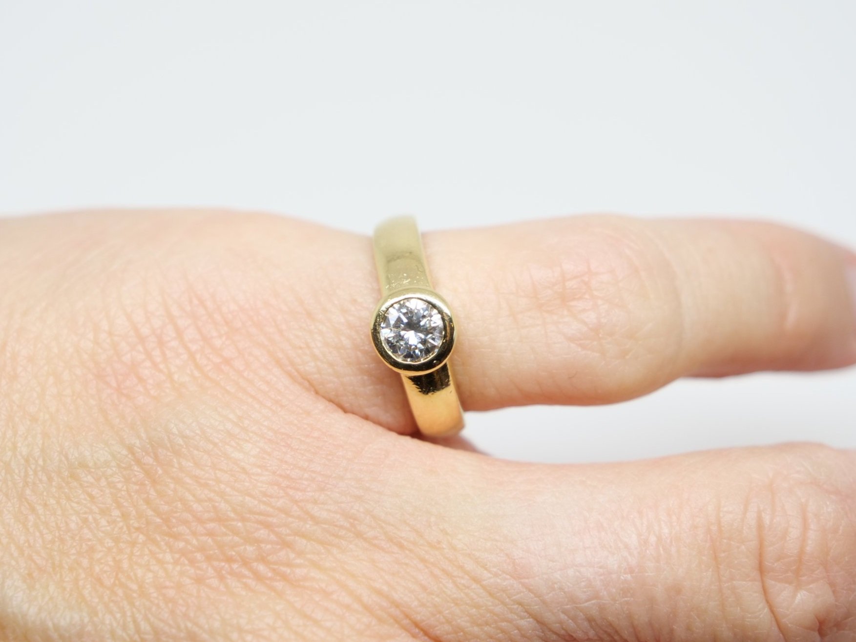 Beautiful contemporary style 18ct gold diamond ring, set with a lovely sparkly brilliant cut diamond of approximately 0.5cts.