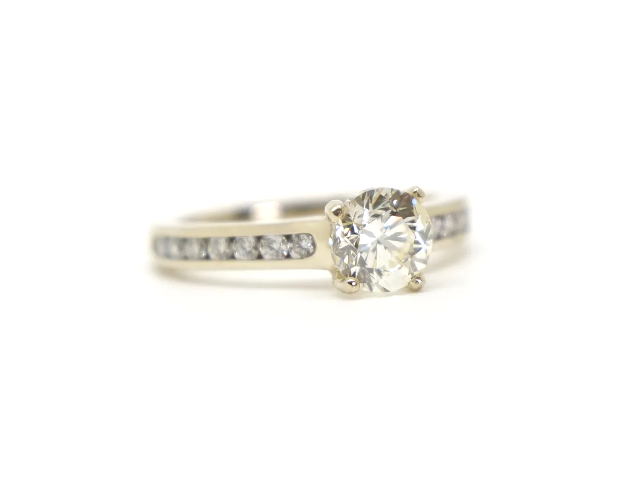 Very pretty contemporary 18ct gold 1ct diamond solitaire ring with diamond shoulders.