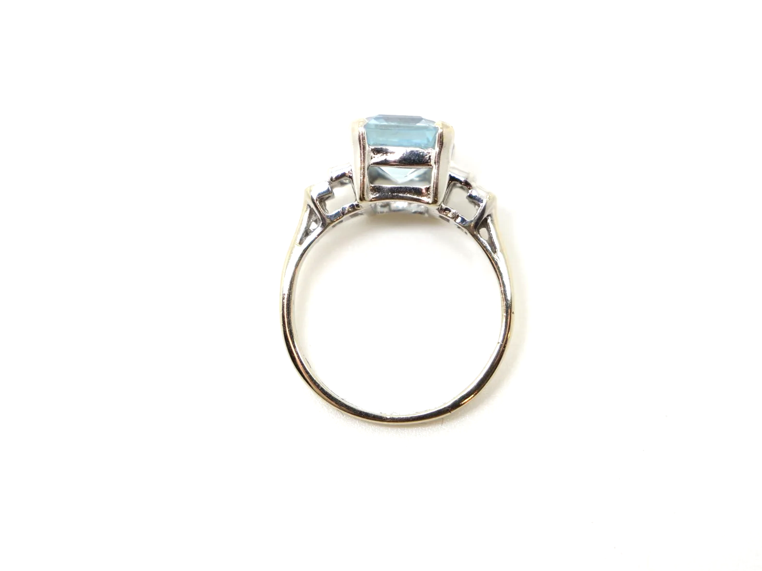 Beautiful Art Deco design 18ct gold aquamarine and diamond ring, set with a large emerald cut aquamarine, with two baguette diamonds to each shoulder.