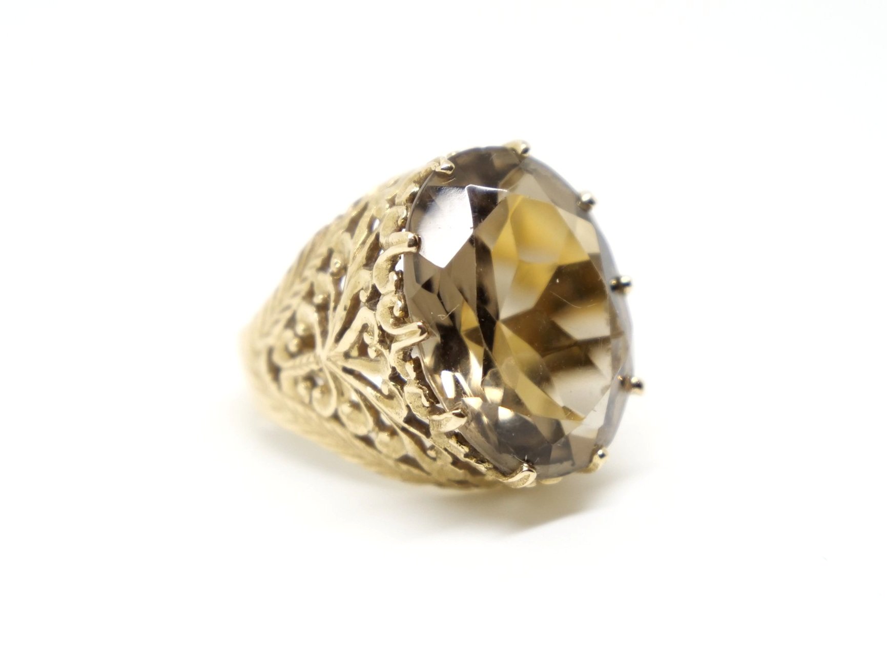 Lovely heavy 9ct gold vintage cocktail ring, set with a large oval cut smoky quartz and set into lovely filigree design gold.