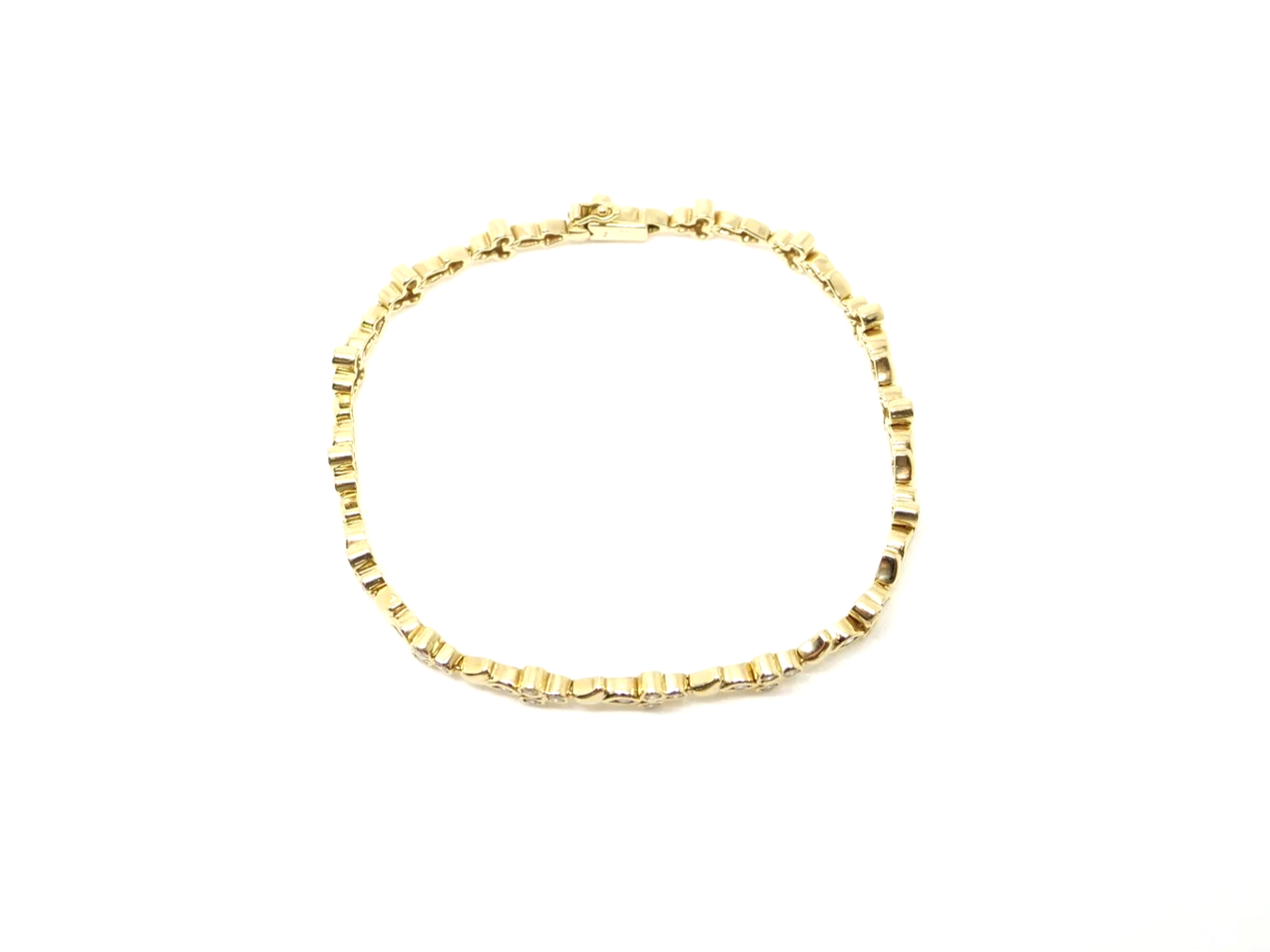 Beautiful 18ct gold diamond bracelet, in this lovely clover style design and set with 1.23ct diamonds (stamped).