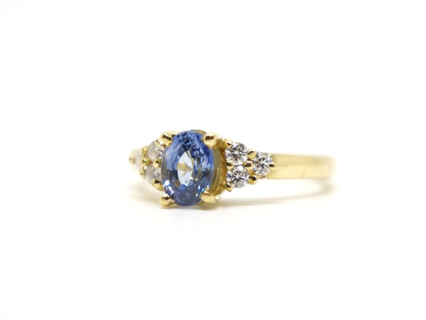 18ct gold ring with central oval sapphire and diamond shoulders