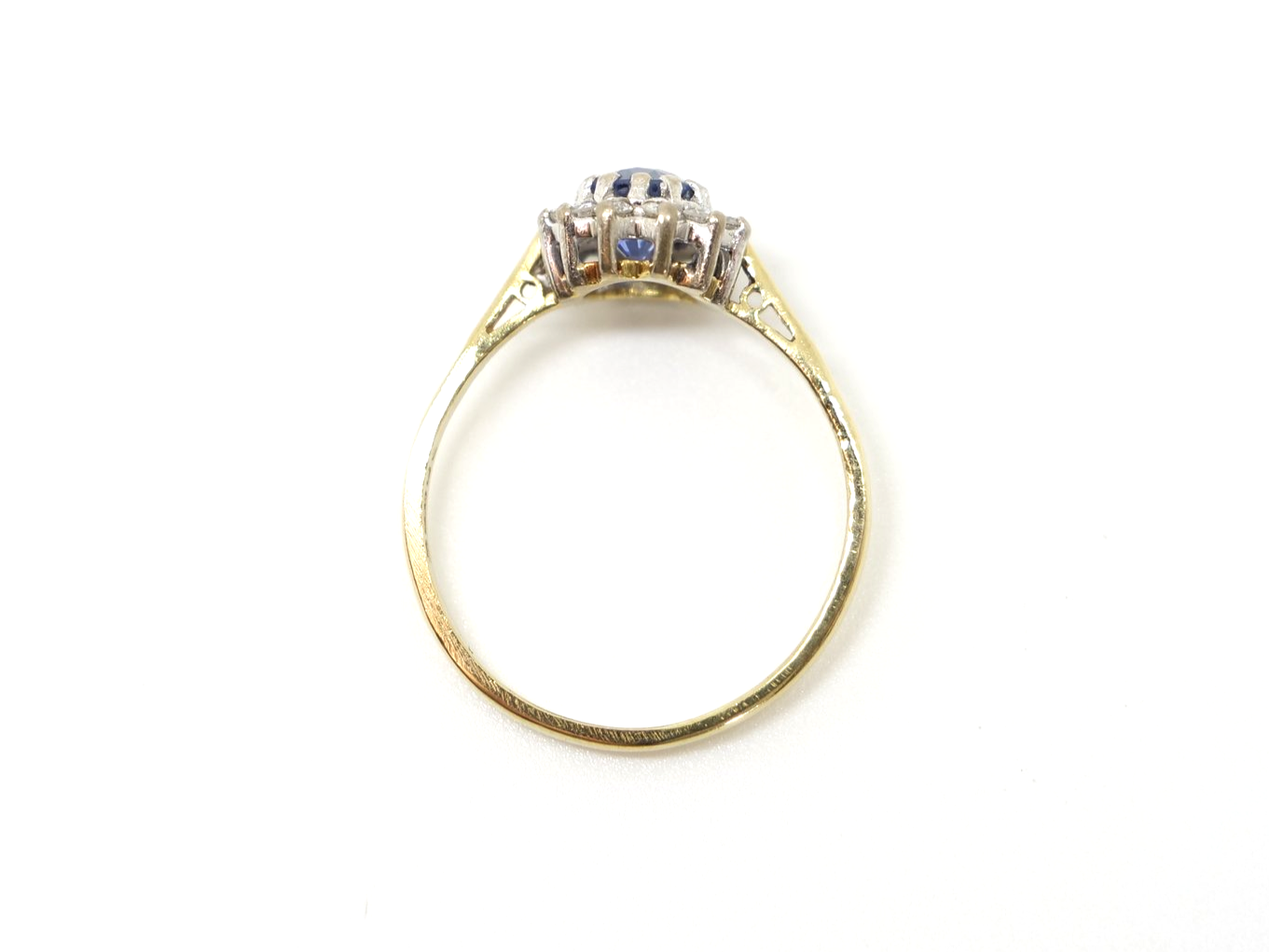 Fantastic 18ct gold vintage sapphire and diamond cluster ring, set with an approximately 1ct oval cut sapphire and surrounded by diamonds.