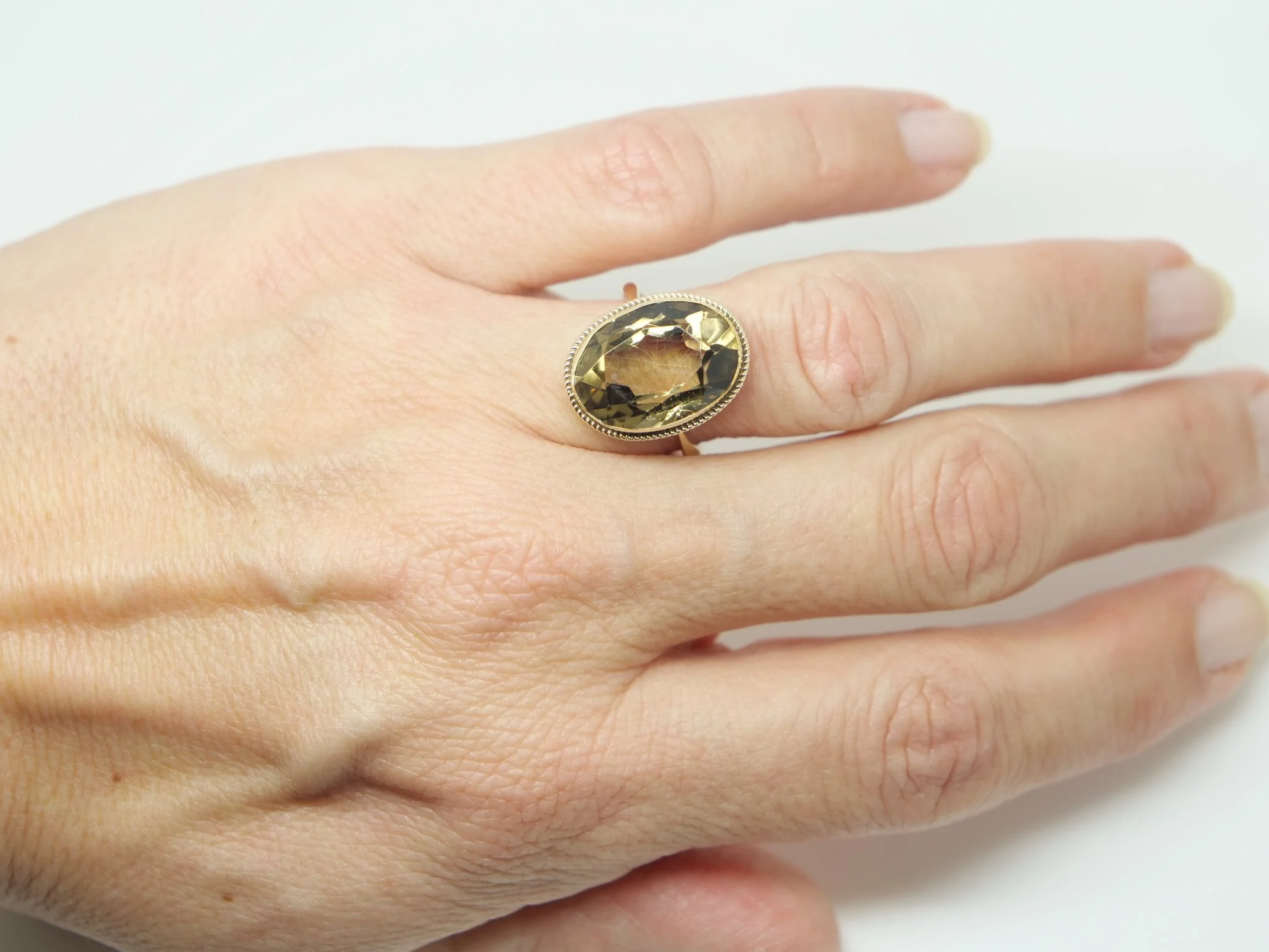 Lovely vintage 9ct gold cocktail ring, set with a lovely large oval cut smokey quartz in this beautiful vintage rope edge design setting.