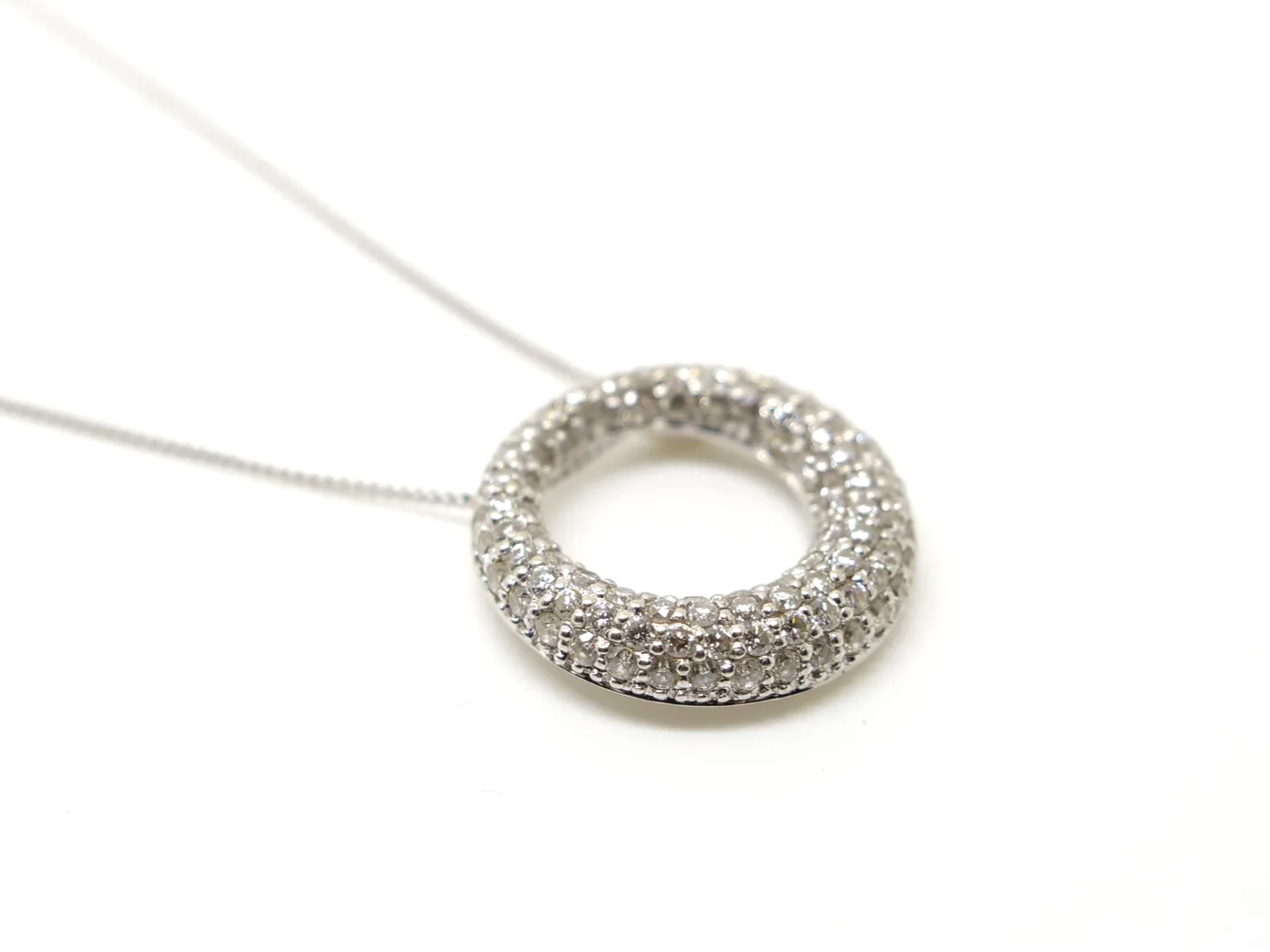 Stunning 18ct gold diamond pave set circular pendant and chain, set with 1.6ct diamonds, with an 17” 18ct gold chain.