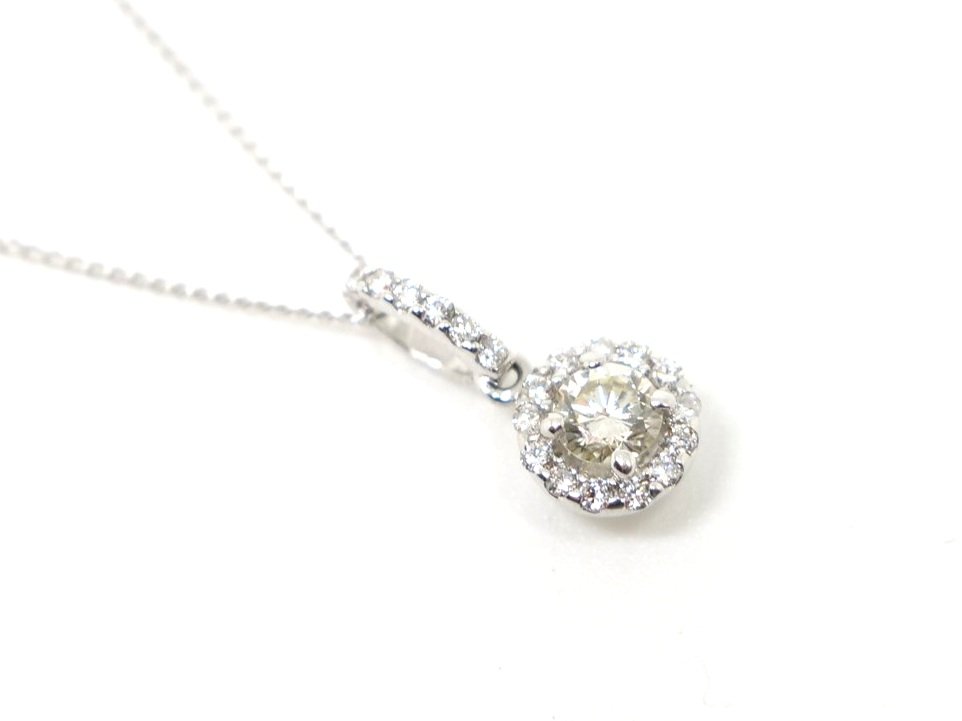 Very pretty contemporary 18ct white gold diamond halo pendant and chain, set with a brilliant cut central diamond and surrounded by smaller diamonds. Further diamonds set in bale.