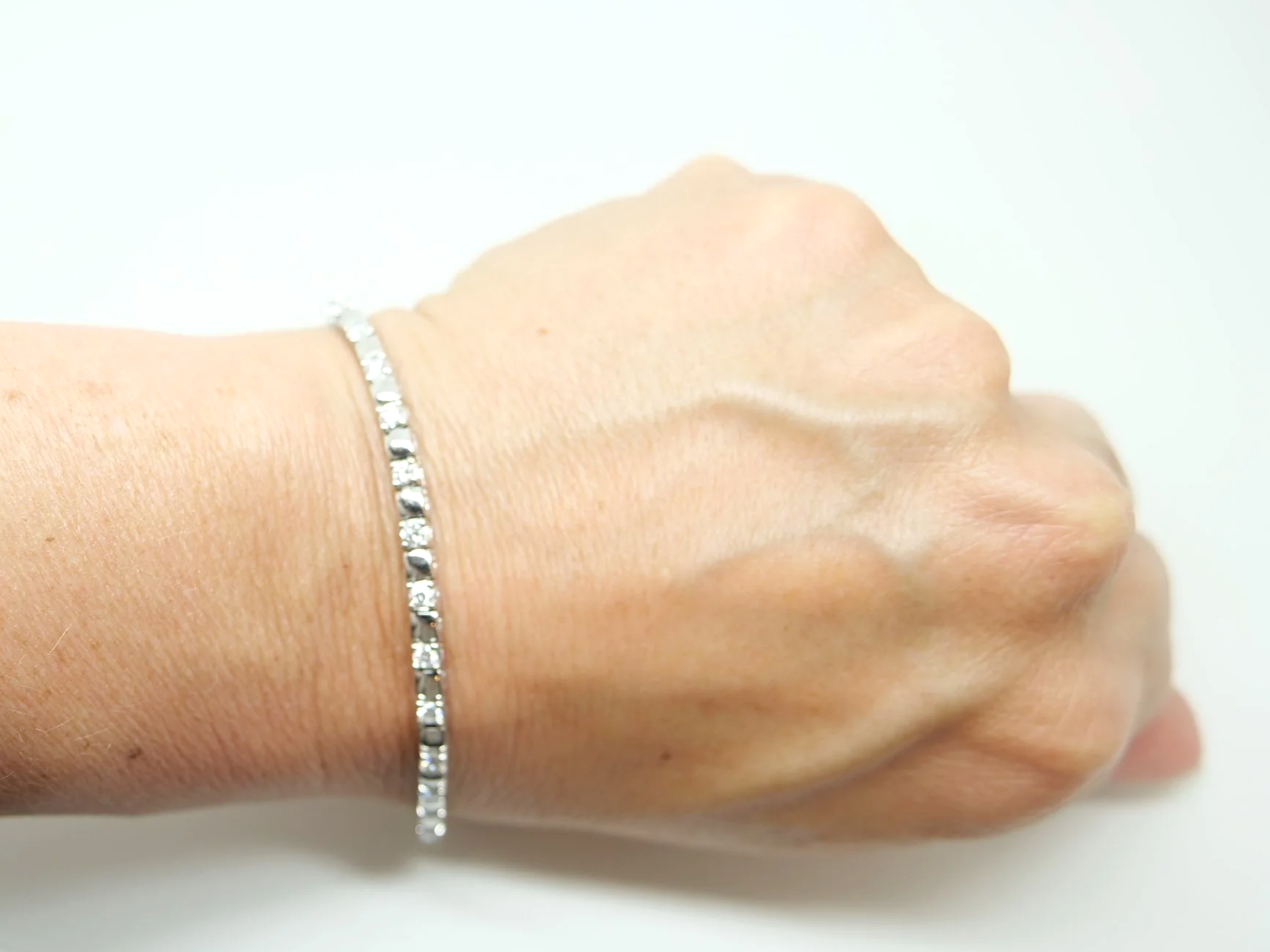 18ct white gold diamond tennis bracelet, 2ct total, dated 2000