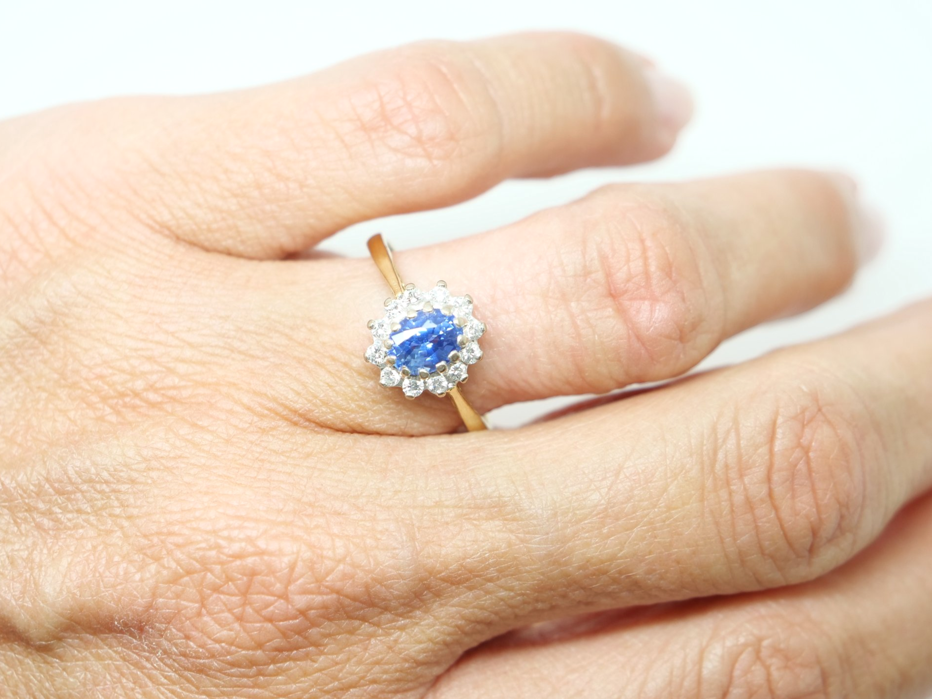 Fantastic 18ct gold vintage sapphire and diamond cluster ring, set with an approximately 1ct oval cut sapphire and surrounded by diamonds.