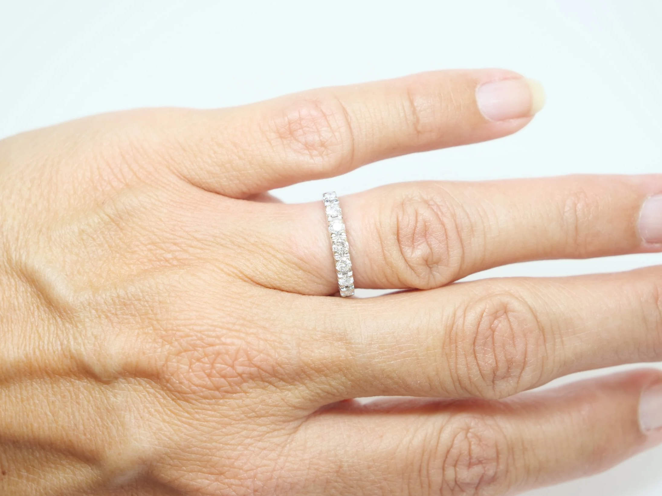 18ct white gold diamond half eternity ring, row of round brilliant cut diamonds, UK size L