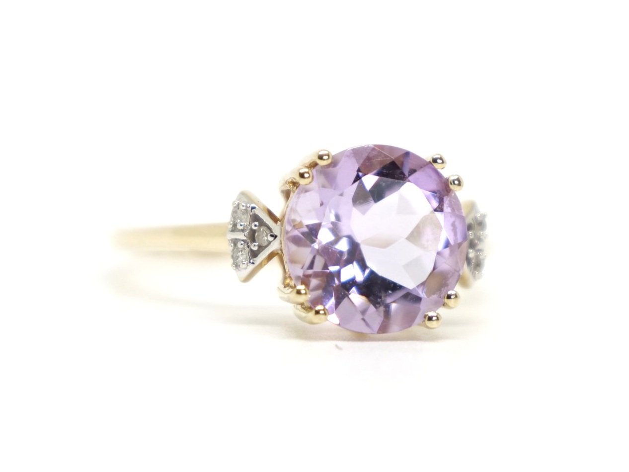 Very pretty 9ct gold vintage cocktail ring, set with a large round cut amethyst in a delightful Rose de France pink. With three small diamonds to each side.