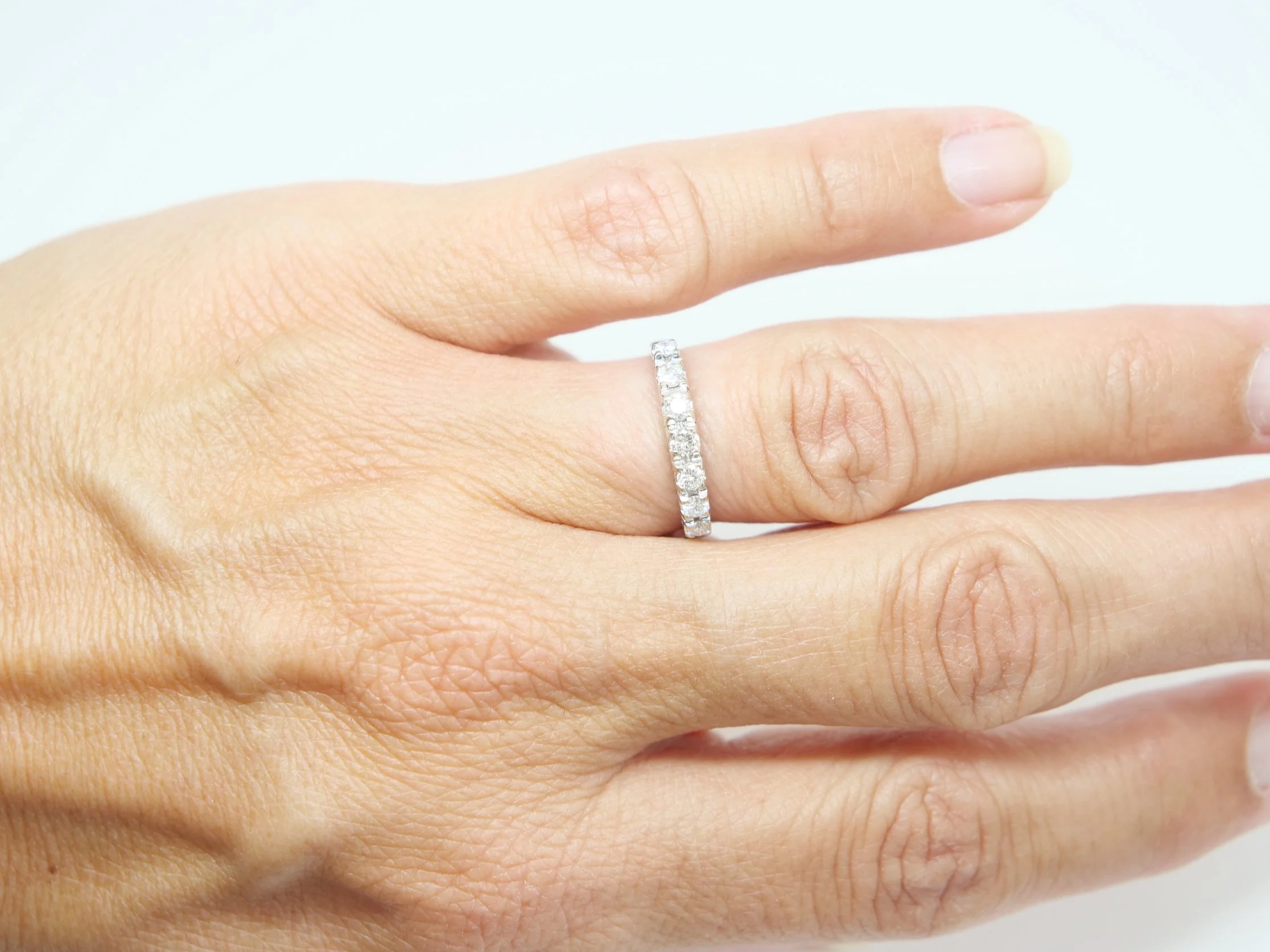 18ct white gold diamond half eternity ring, row of round brilliant cut diamonds, UK size L