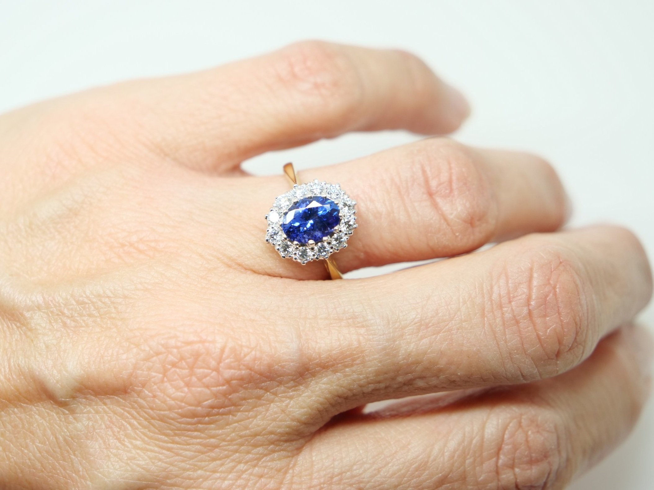 Unusual vintage 18ct gold superb tanzanite and diamond cluster ring, set with a beautiful oval cut violet tanzanite and surrounded by diamonds.