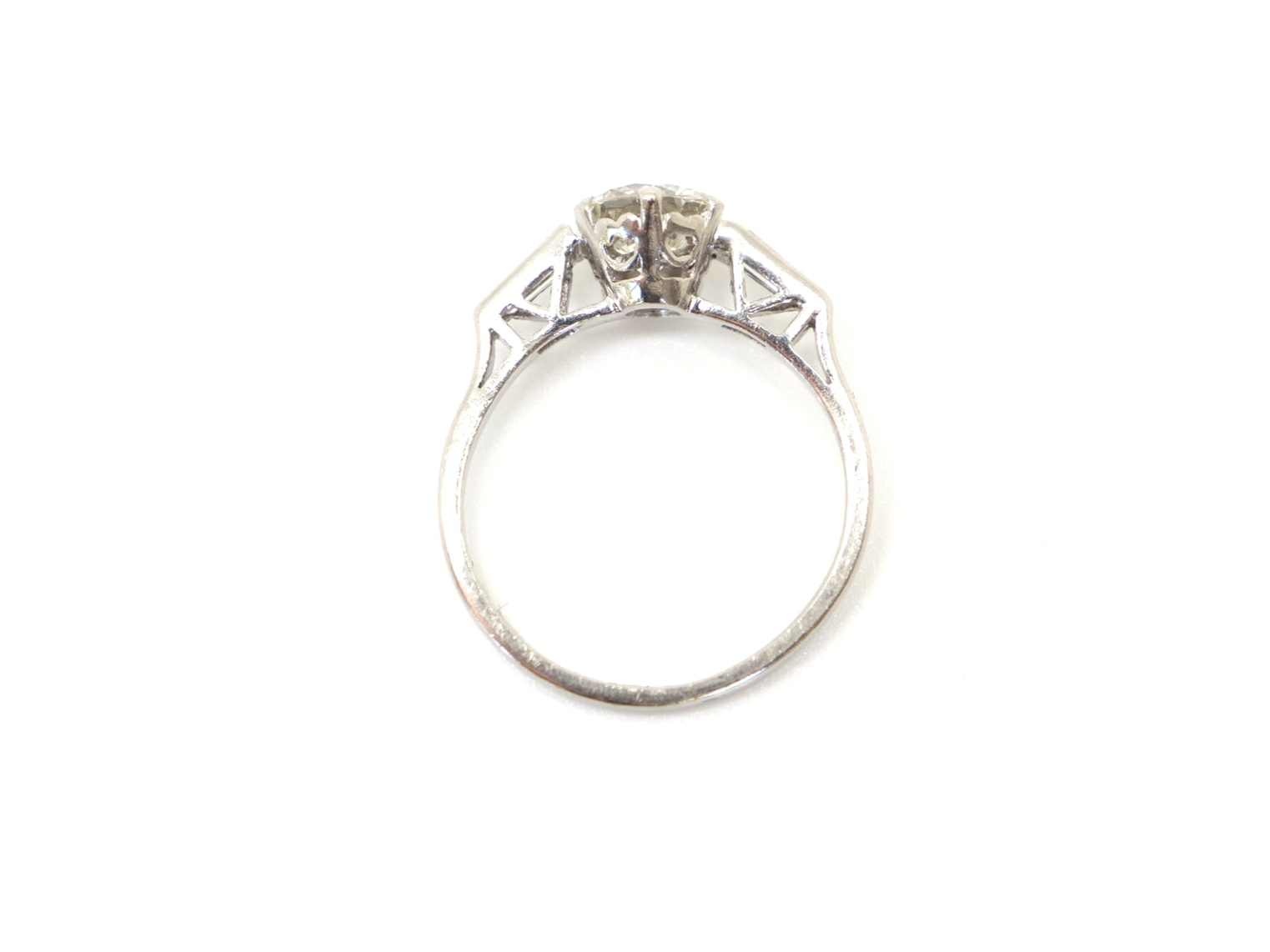 Stunning platinum Art Deco diamond solitaire ring, set with a gorgeous central brilliant cut diamond, with a baguette cut diamond to each side. Approximately 1.25cts total diamonds.