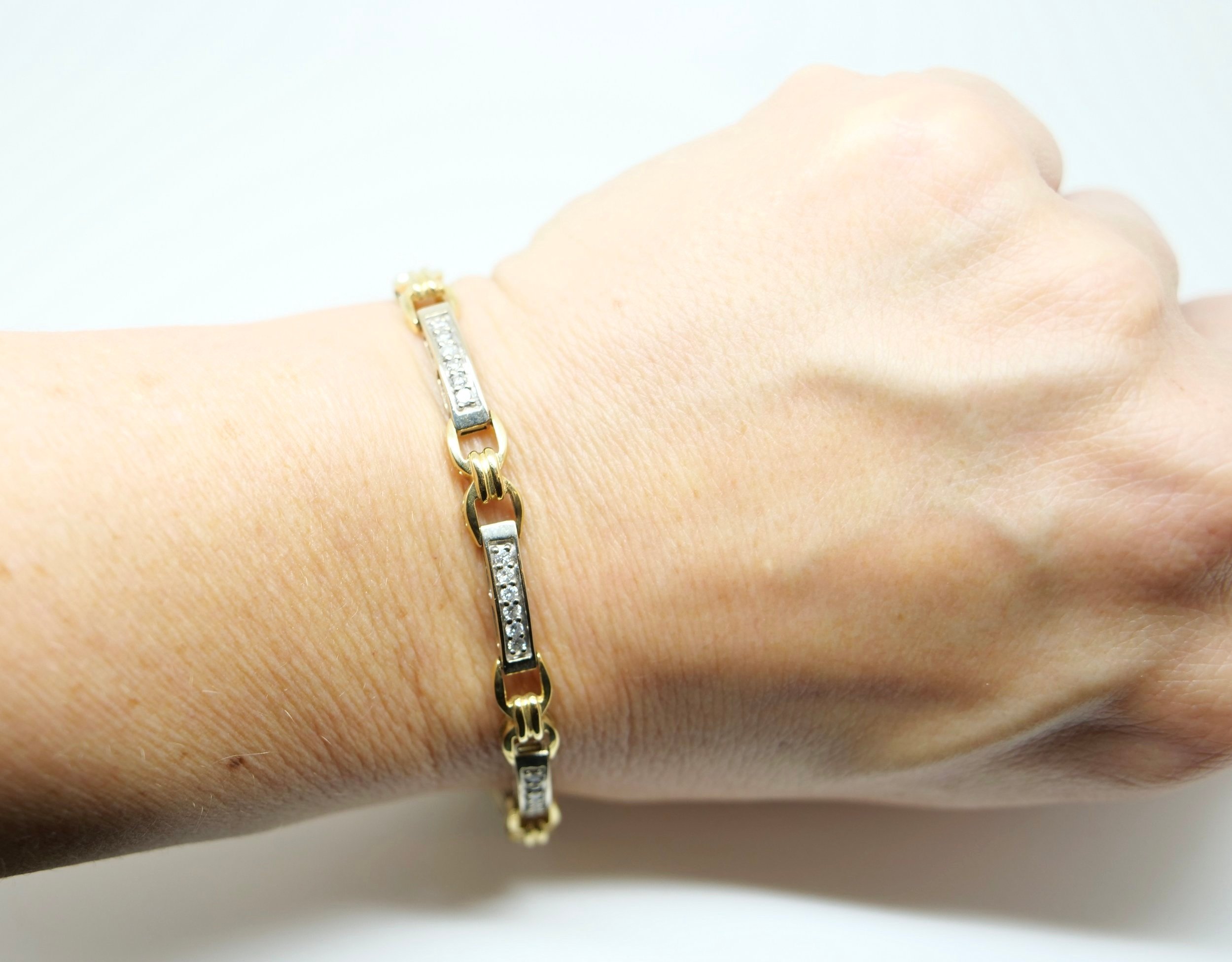 Beautiful 14ct gold link diamond tennis bracelet in yellow and white gold, set with approximately 1ct of brilliant cut diamonds. Unusual bridle style links.