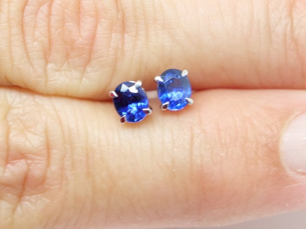 Beautiful quality 18ct gold oval cut sapphire stud earrings. Total sapphire weight 0.8ct. With 18ct butterflies.