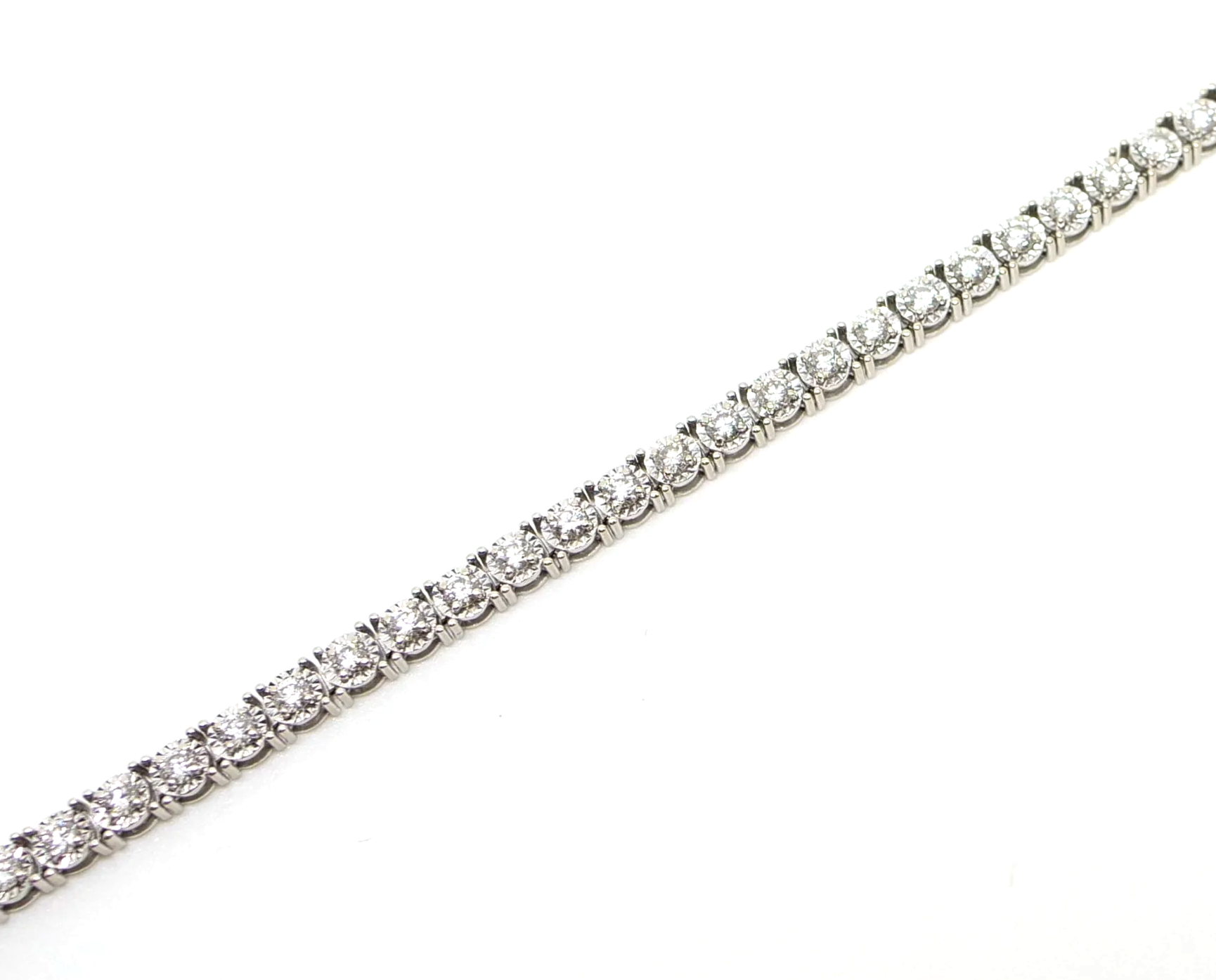 Gorgeous 18ct gold diamond tennis bracelet, set with brilliant cut diamonds in a lovely wide design. Approximately 2.5ct diamonds total.