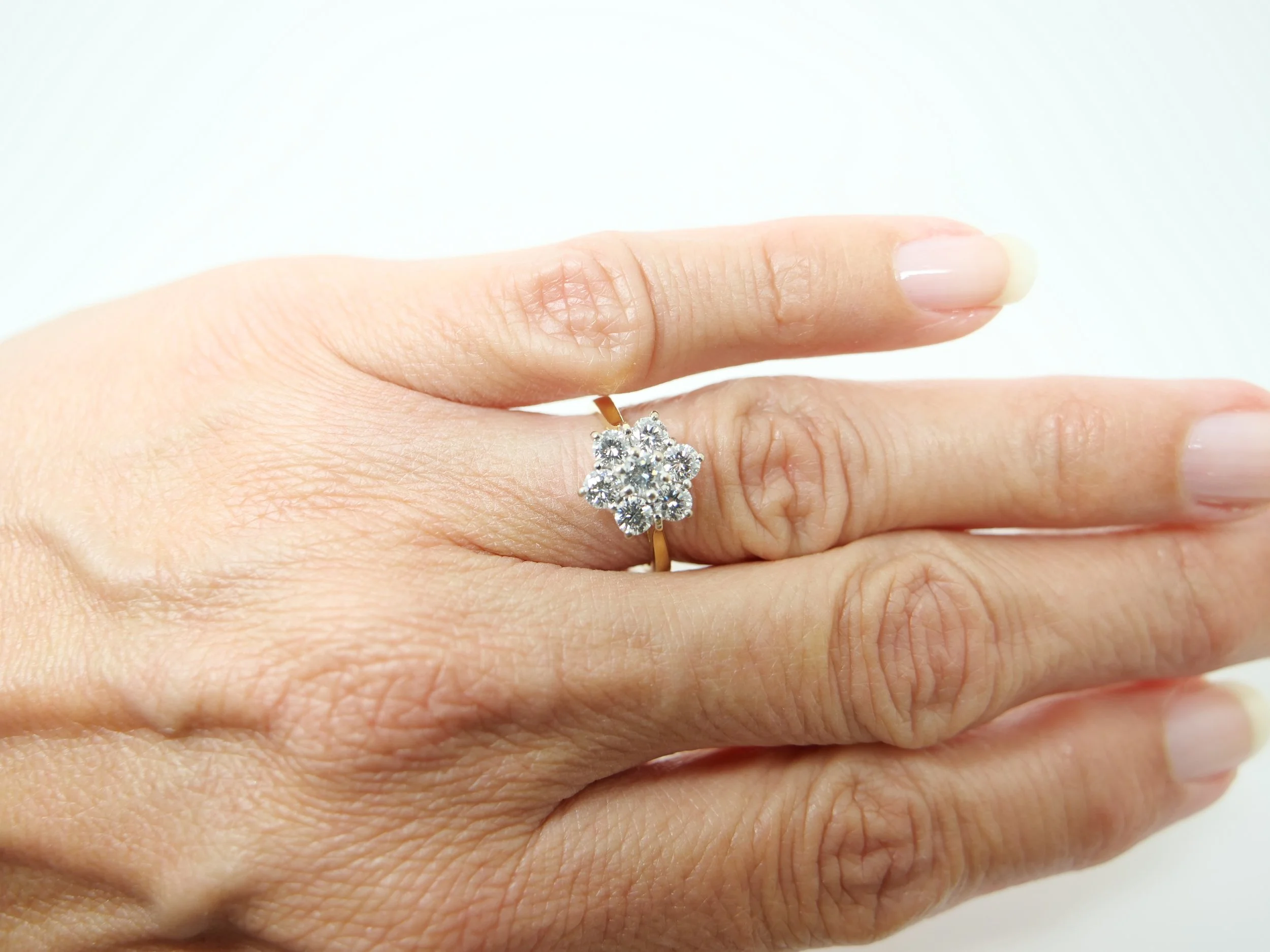 Stunning 18ct gold diamond daisy cluster ring