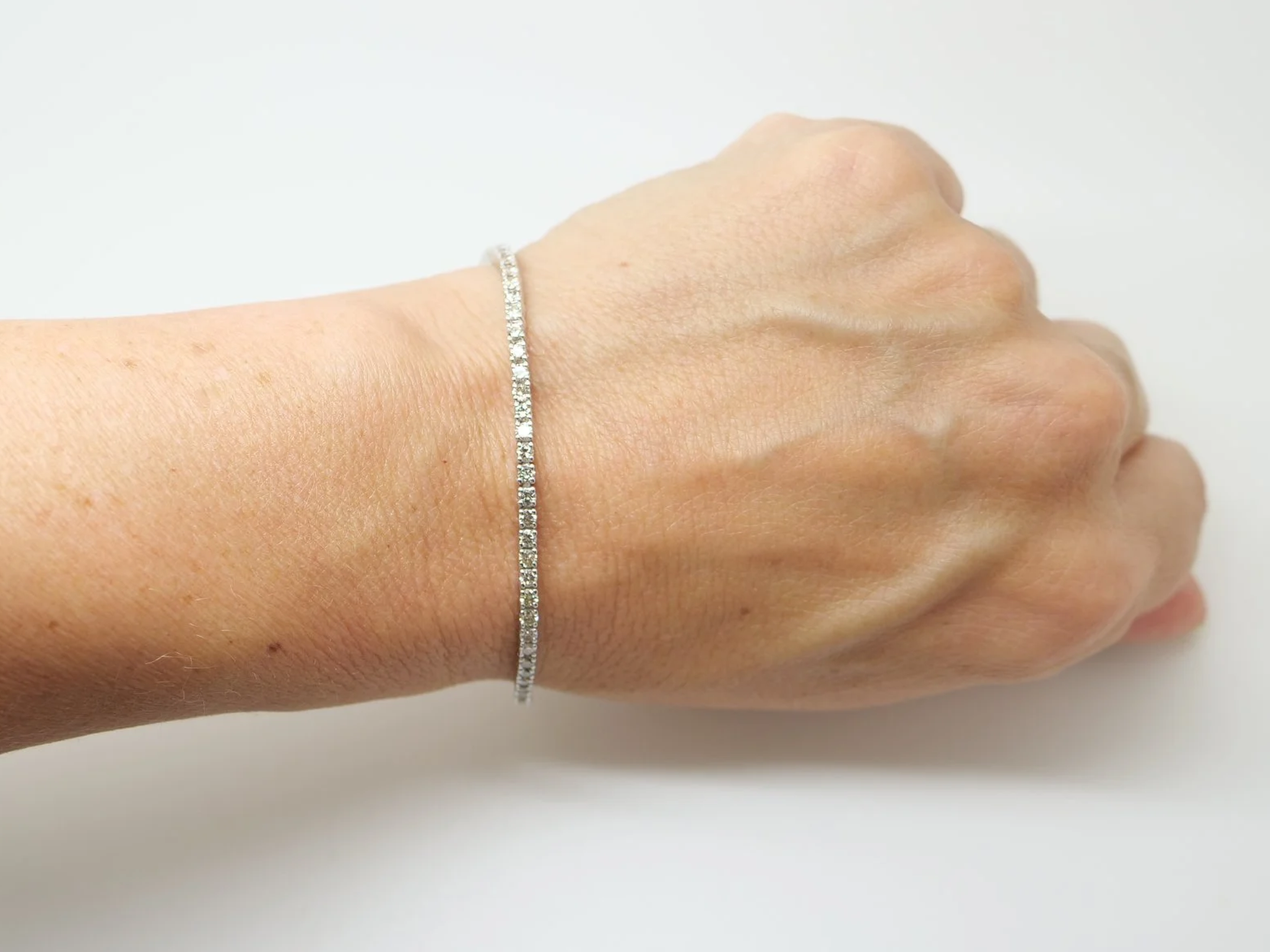 18ct white gold diamond tennis bracelet set with 2ct round brilliant cut diamonds
