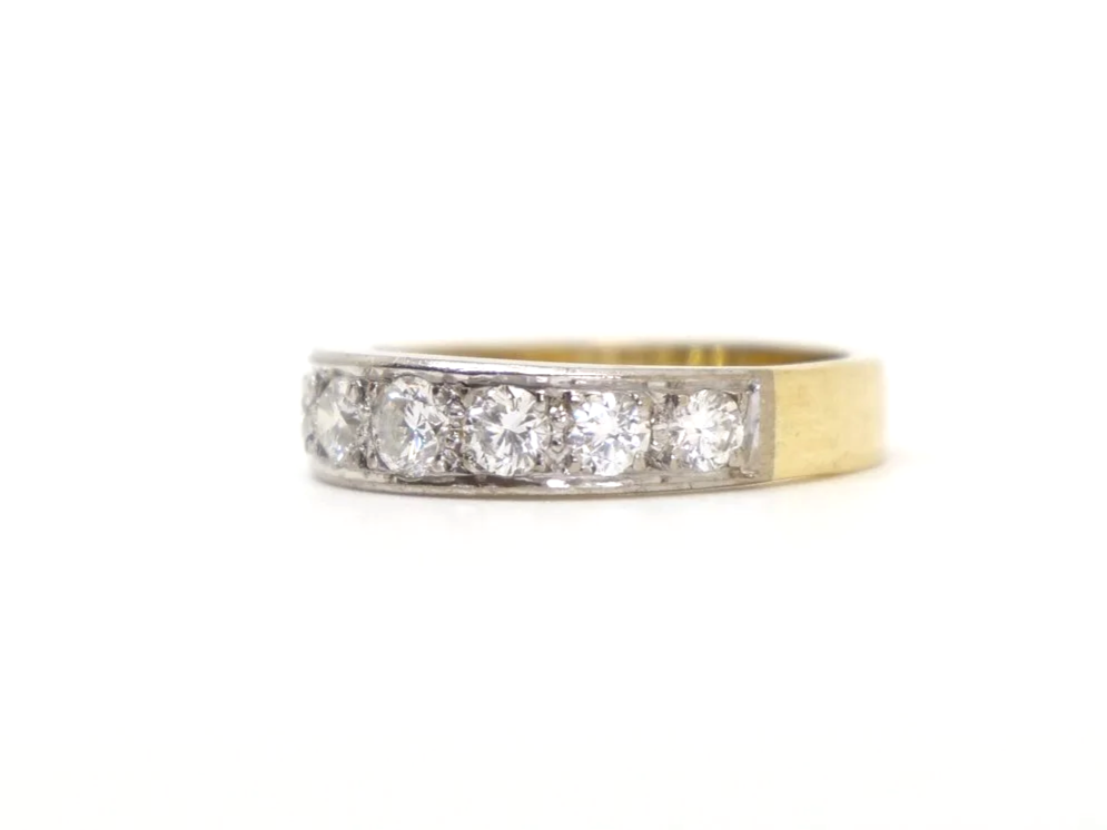 Beautiful vintage 18ct gold diamond half eternity ring, set with seven lovely diamonds with an approximate total weight of 0.75ct.