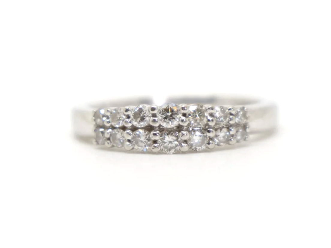 Lovely 18ct gold diamond half eternity ring, set with two rows of graduated diamonds. Approximately 0.34ct diamonds total.