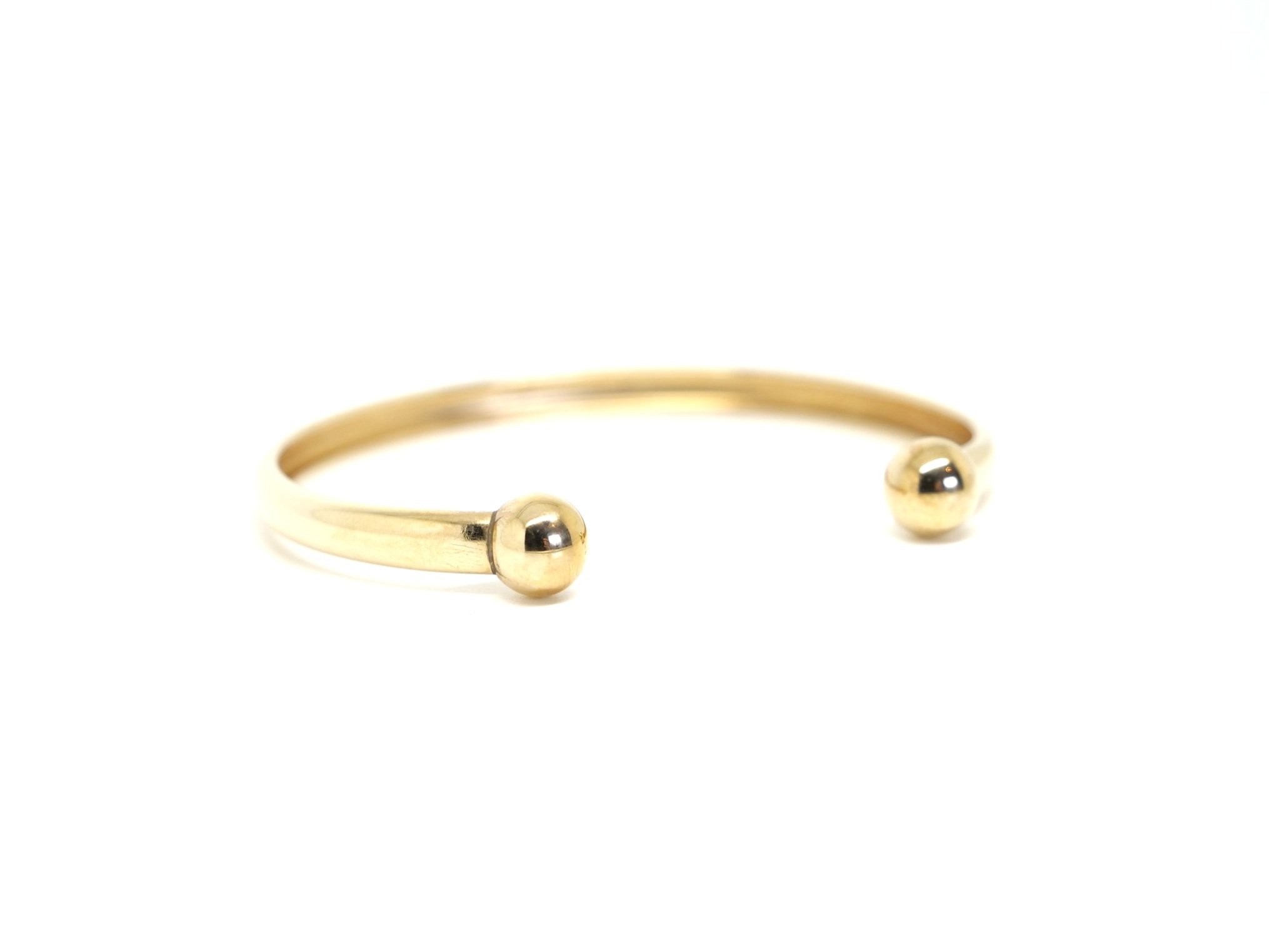 Classic design vintage 9ct gold bangle, in a simple band with ball ends. Twist to put on your wrist - very easy to wear.
