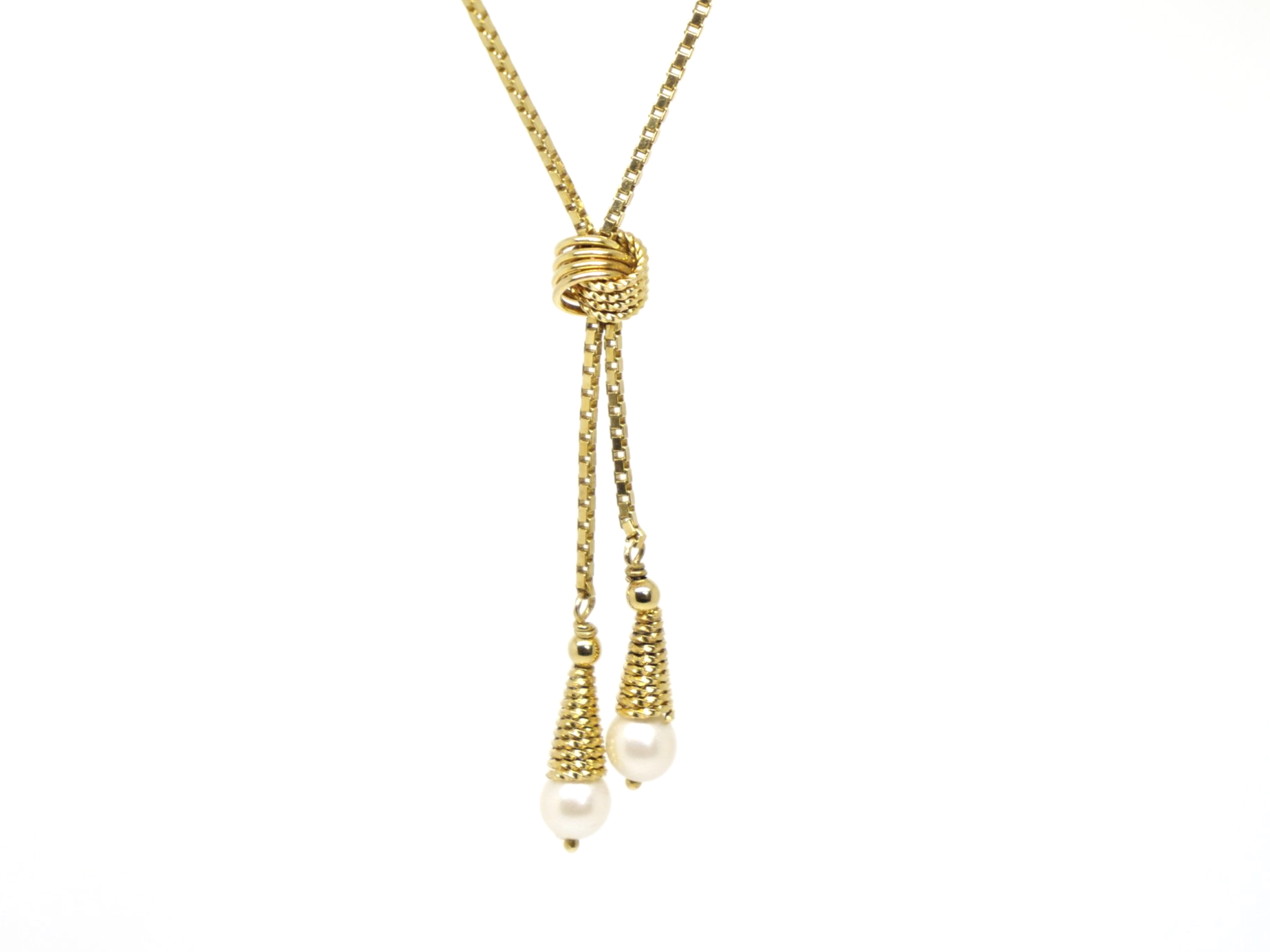 Lovely vintage 9ct gold necklace in this lovely tassel design and set with two pearls.