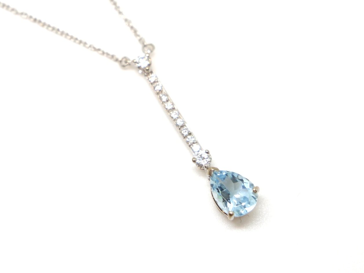 Very pretty 18ct gold aquamarine and diamond necklace, set with a lovely pear cut aquamarine, with diamonds above.