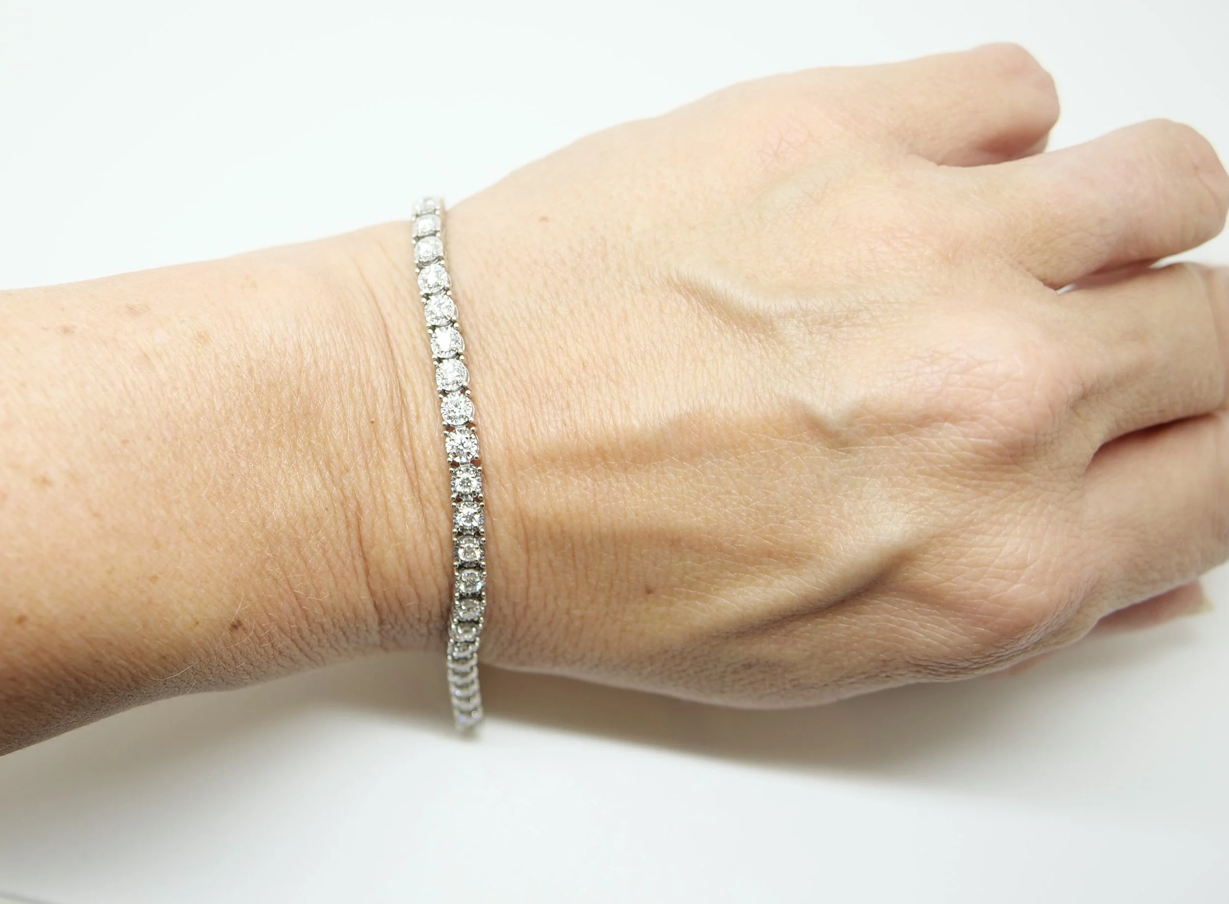 Gorgeous 18ct gold diamond tennis bracelet, set with brilliant cut diamonds in a lovely wide design. Approximately 2.5ct diamonds total.