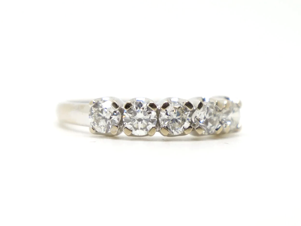 Stunning vintage 18ct gold diamond five stone ring, set with five beautiful brilliant cut diamonds, with a total weight of approximately 1.25ct.
