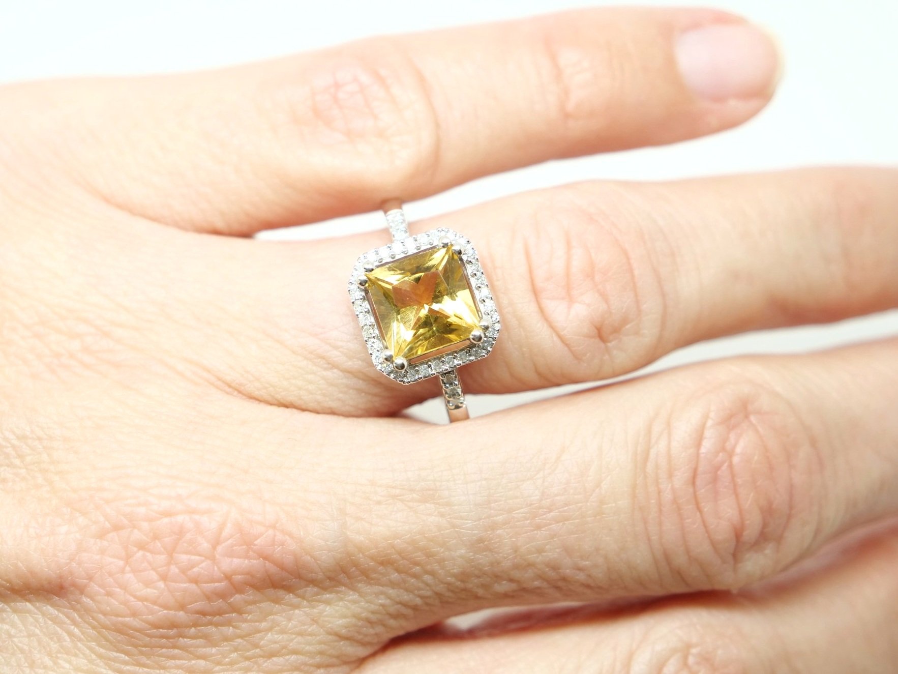 Very pretty 9ct gold citrine and diamond cocktail ring, set with a step cut central citrine and surrounded by diamonds. Further diamonds to each shoulder.