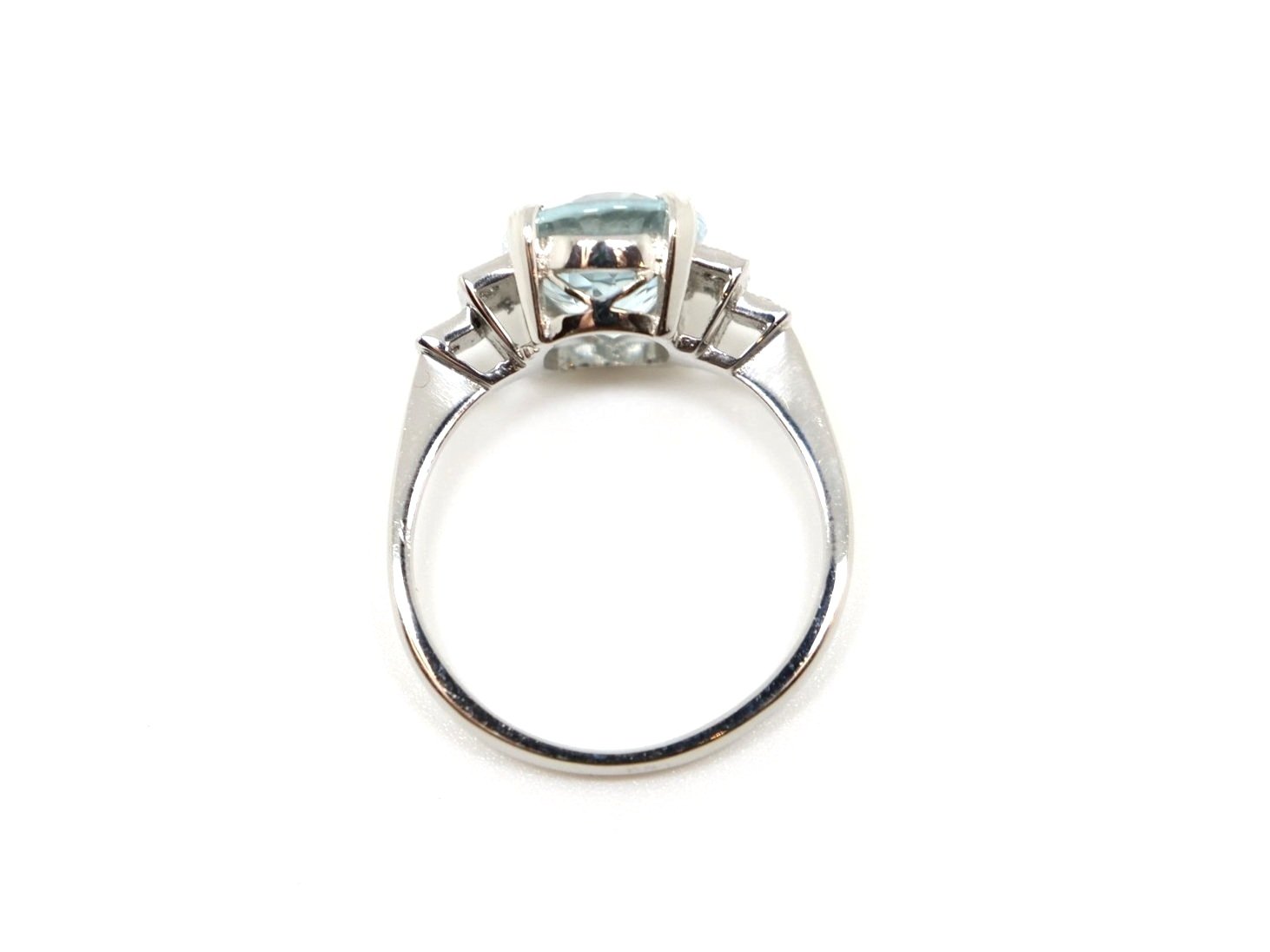 Super platinum Art Deco style aquamarine and diamond ring, set with a central oval cut aquamarine of approximately 3cts, with diamonds set in a step design into each shoulder.
