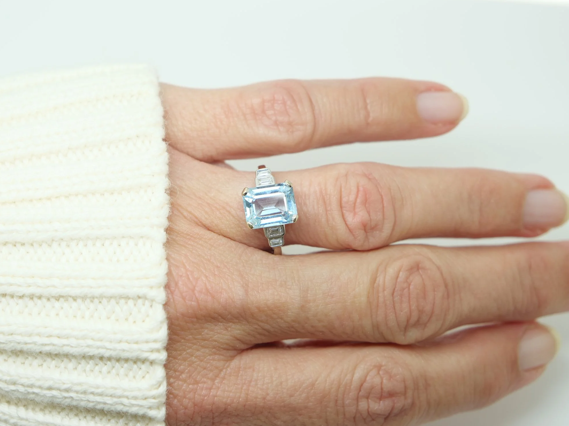 Beautiful Art Deco design 18ct gold aquamarine and diamond ring, set with a large emerald cut aquamarine, with two baguette diamonds to each shoulder.