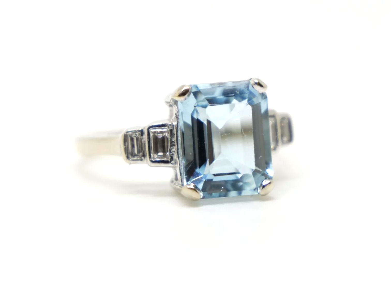 Beautiful Art Deco design 18ct gold aquamarine and diamond ring, set with a large emerald cut aquamarine, with two baguette diamonds to each shoulder.