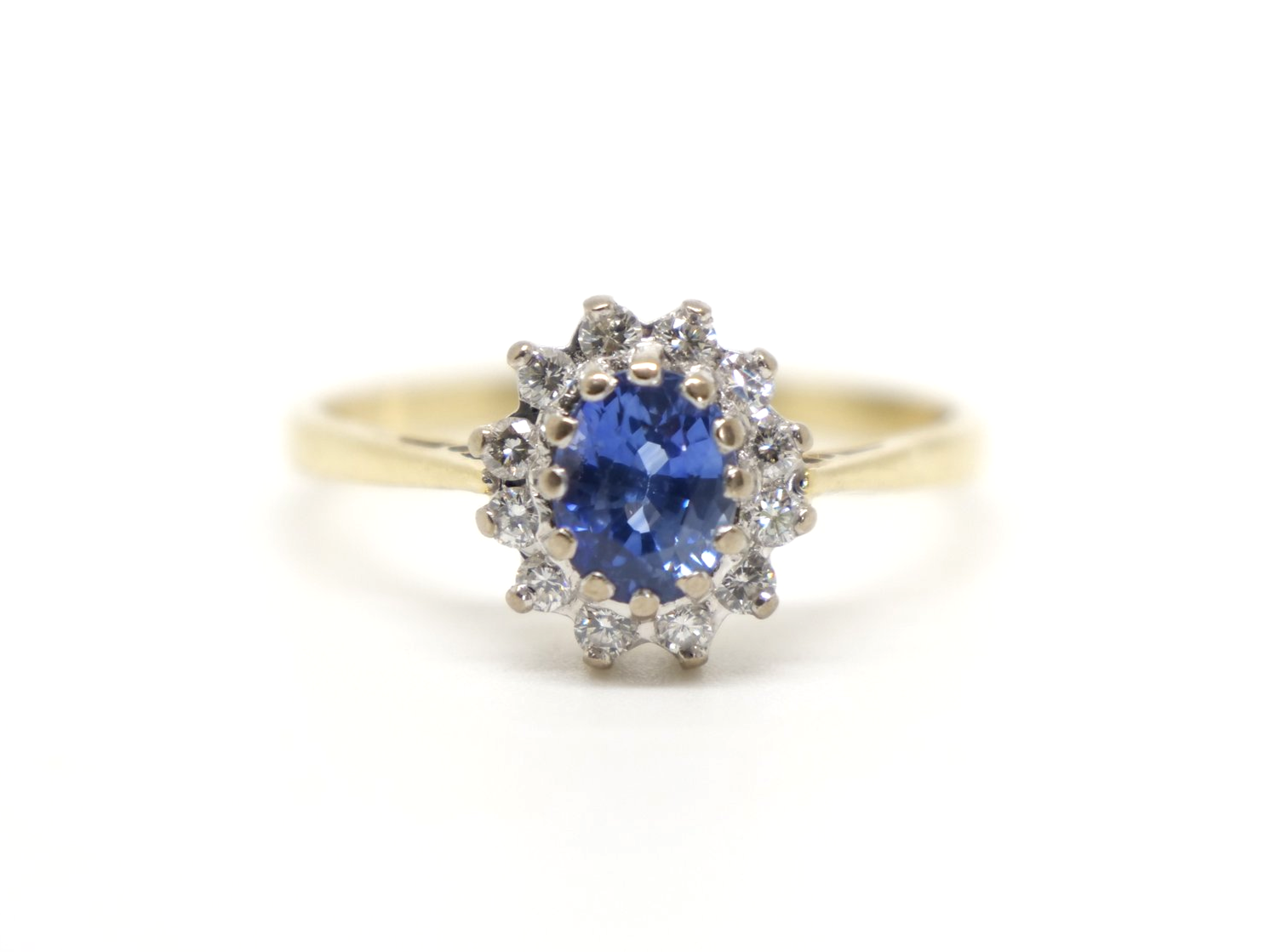 Fantastic 18ct gold vintage sapphire and diamond cluster ring, set with an approximately 1ct oval cut sapphire and surrounded by diamonds.