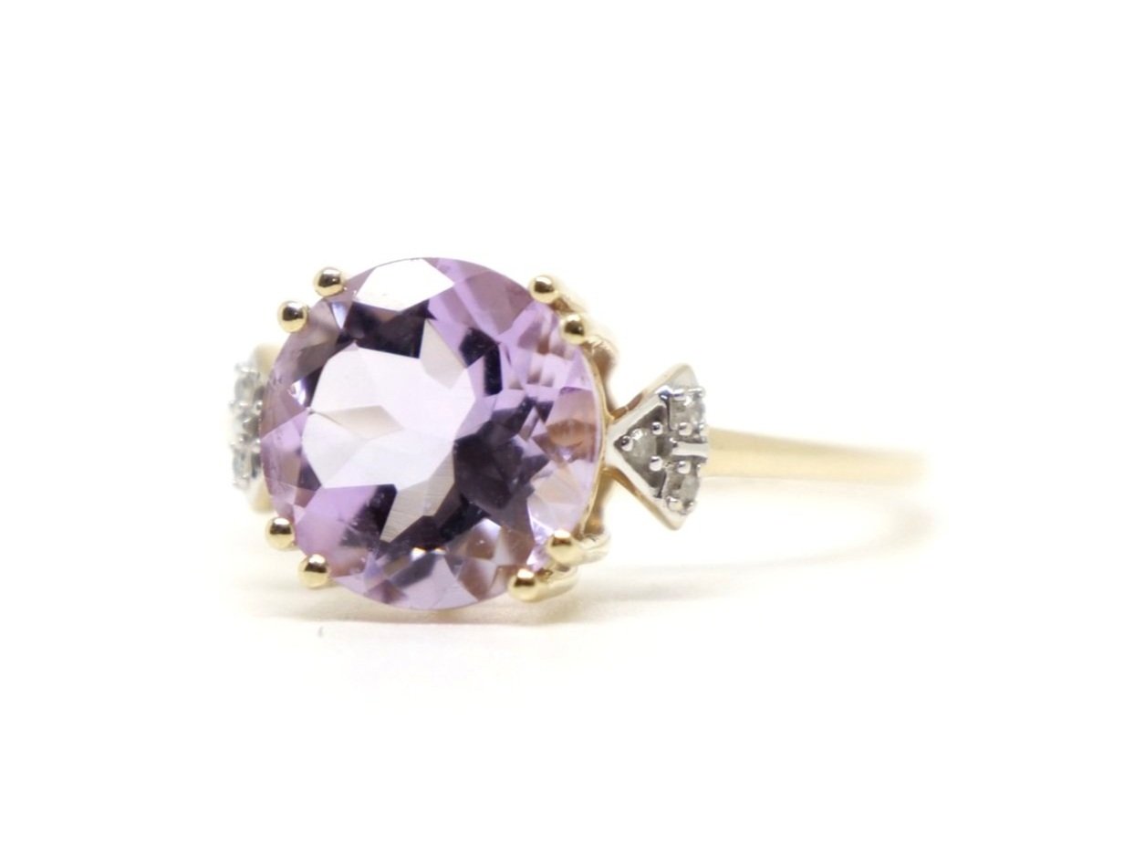 Very pretty 9ct gold vintage cocktail ring, set with a large round cut amethyst in a delightful Rose de France pink. With three small diamonds to each side.