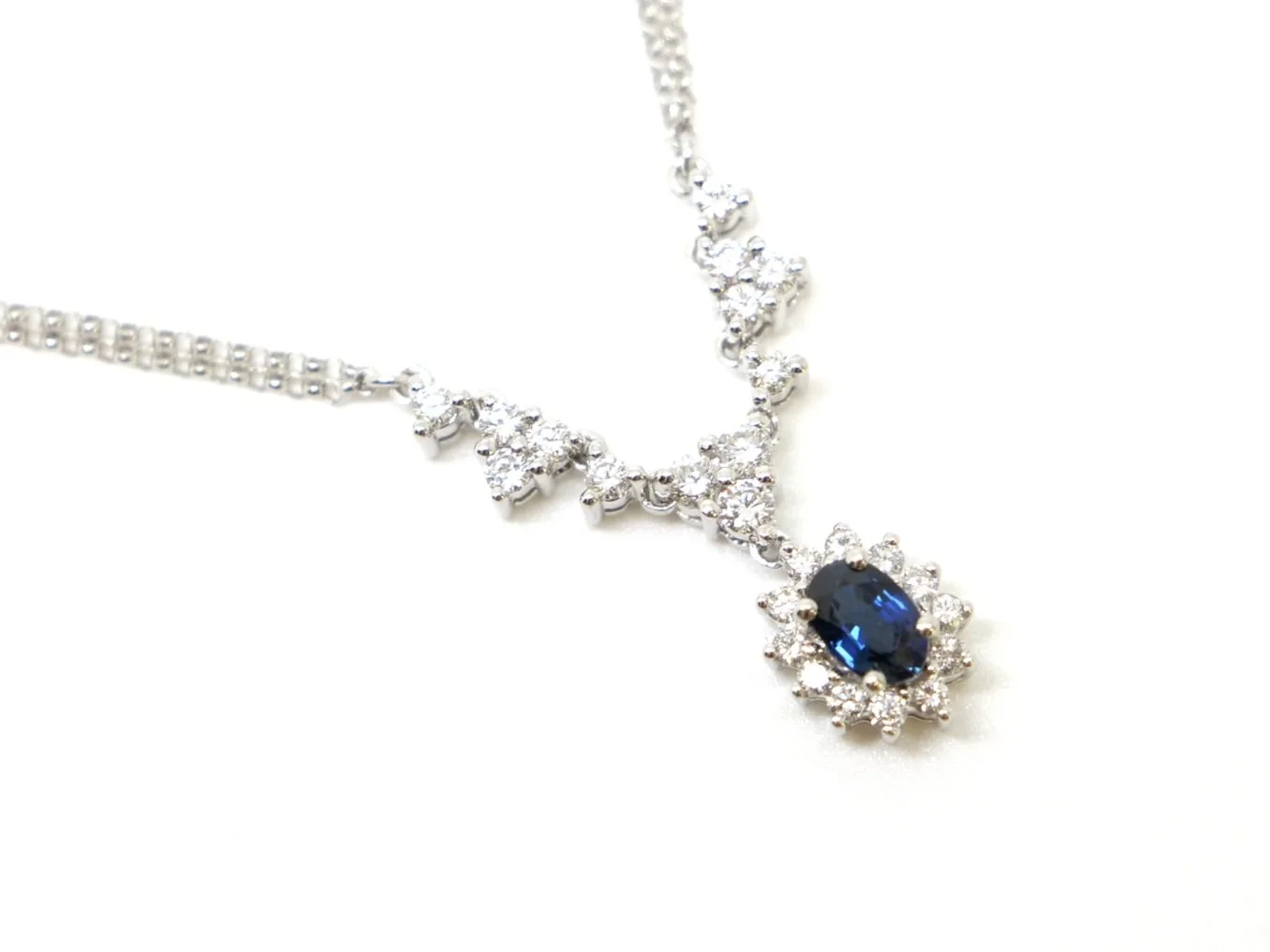 Stunning 14ct gold necklace, set with a lovely oval cut sapphire, which is surrounded by diamonds. Further diamonds set into necklace, with a double row chain.