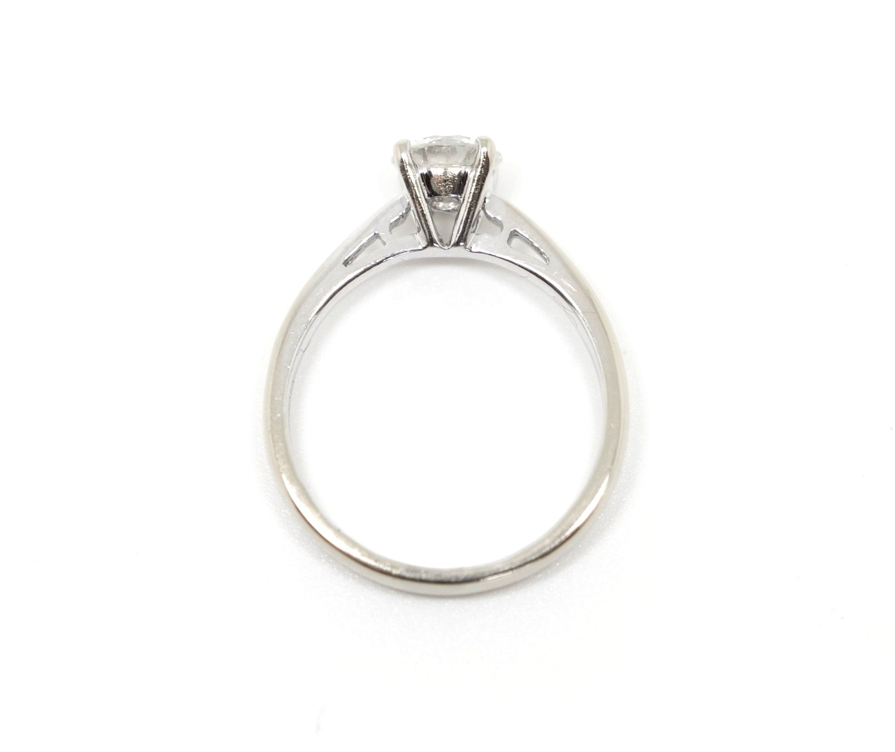 Classic 18ct gold diamond solitaire ring, set with a beautiful brilliant cut diamond of approximately 1ct.