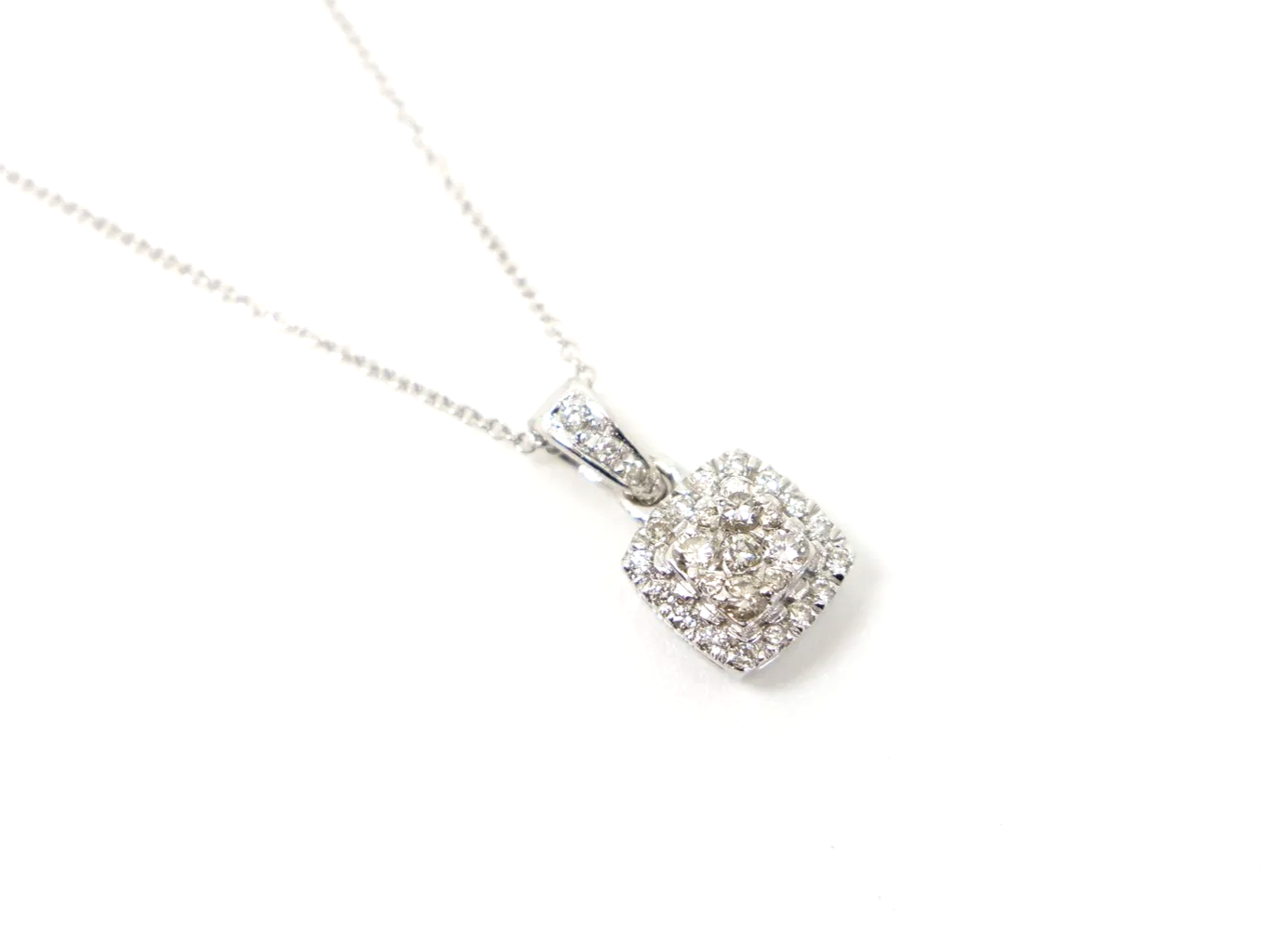 Very pretty 14ct gold diamond halo cluster pendant with diamond bale, set with approximately 0.25ct diamonds.
