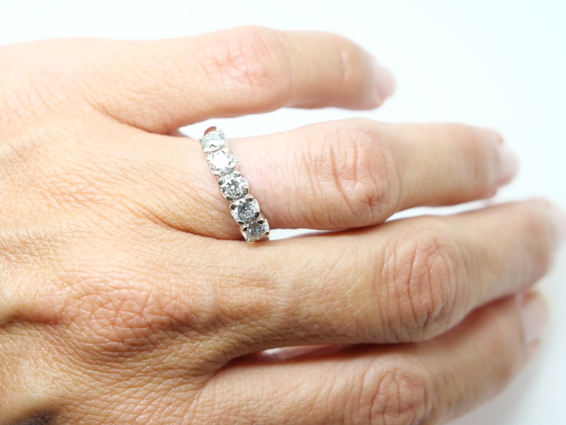 Stunning vintage 18ct gold diamond five stone ring, set with five beautiful brilliant cut diamonds, with a total weight of approximately 1.25ct.