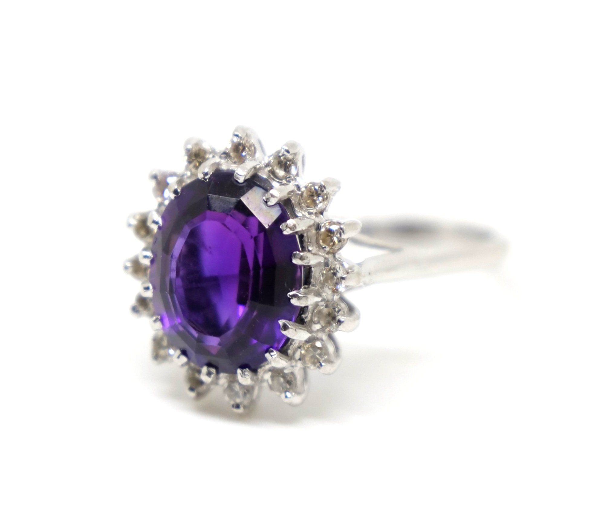 Lovely 18ct gold vintage amethyst and diamond cluster cocktail ring, set with a large deep purple amethyst of approximately 3.2cts, surrounded by sparkling diamonds.